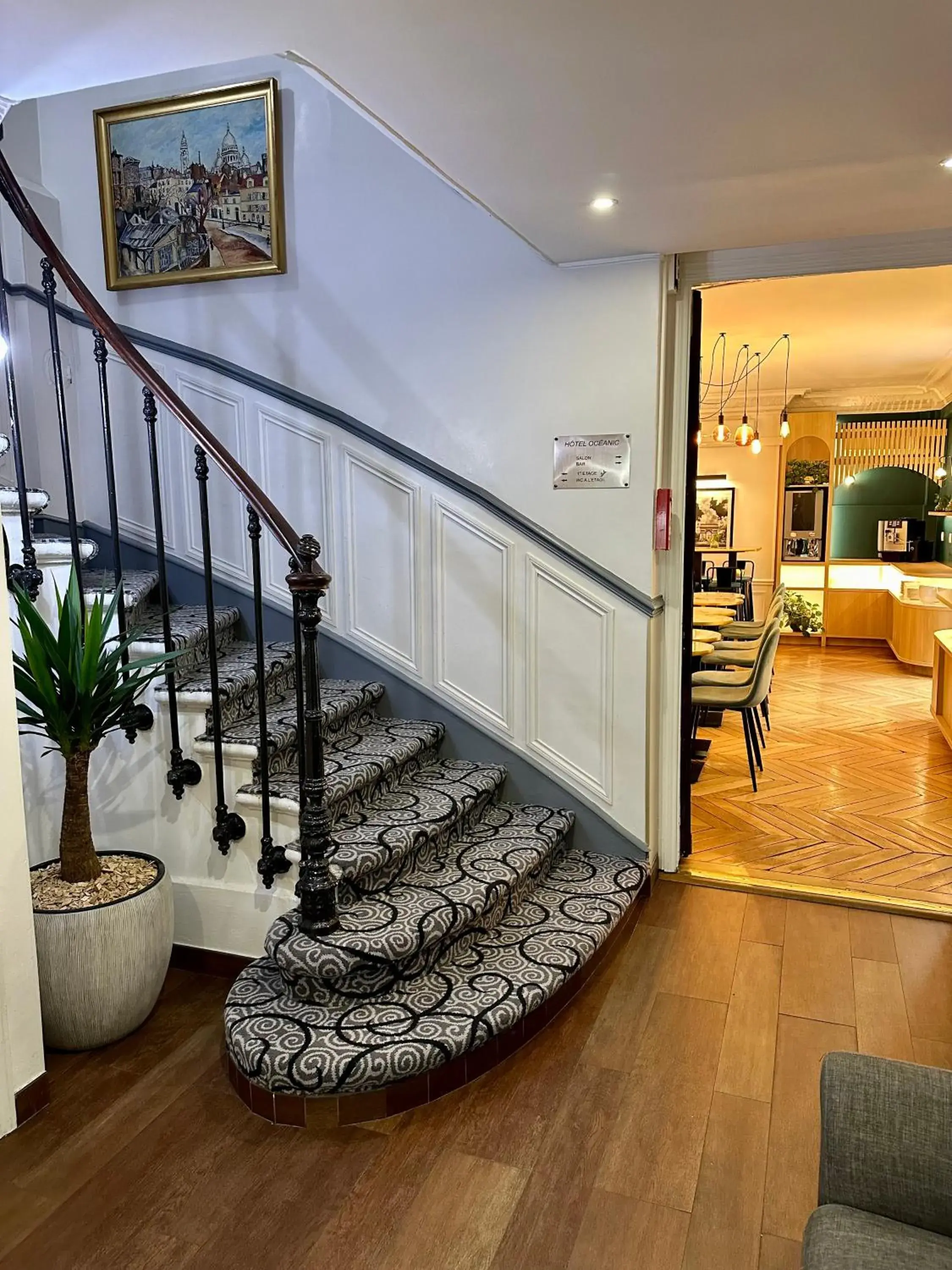 Property building, Bed in Hôtel Océanic - Grands Magasins Property building, Bed in Hôtel Océanic - Grands Magasins