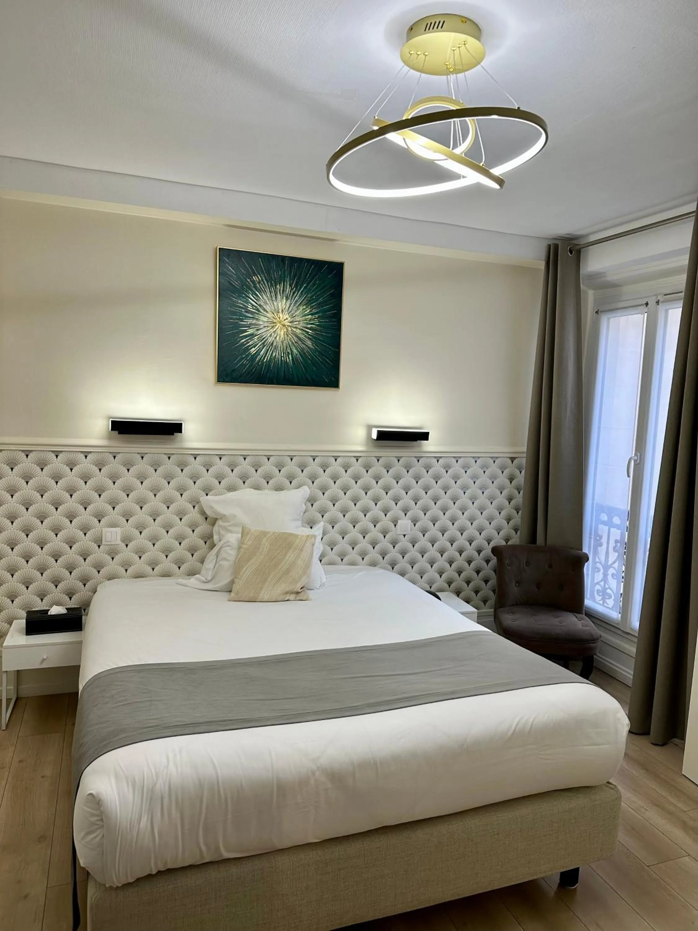 Bedroom, Bed in Hôtel Océanic - Grands Magasins