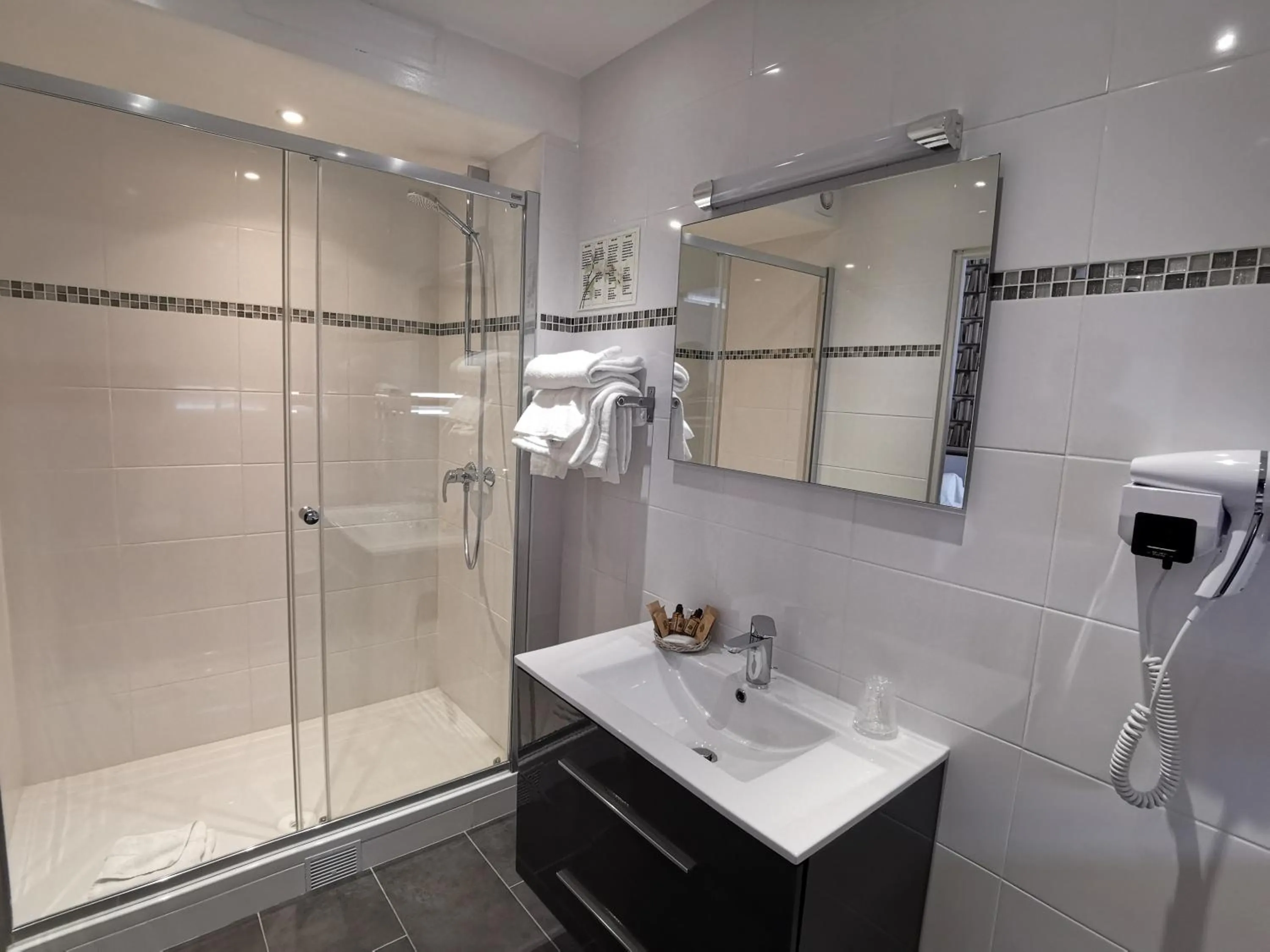 Bathroom in Hôtel Océanic - Grands Magasins