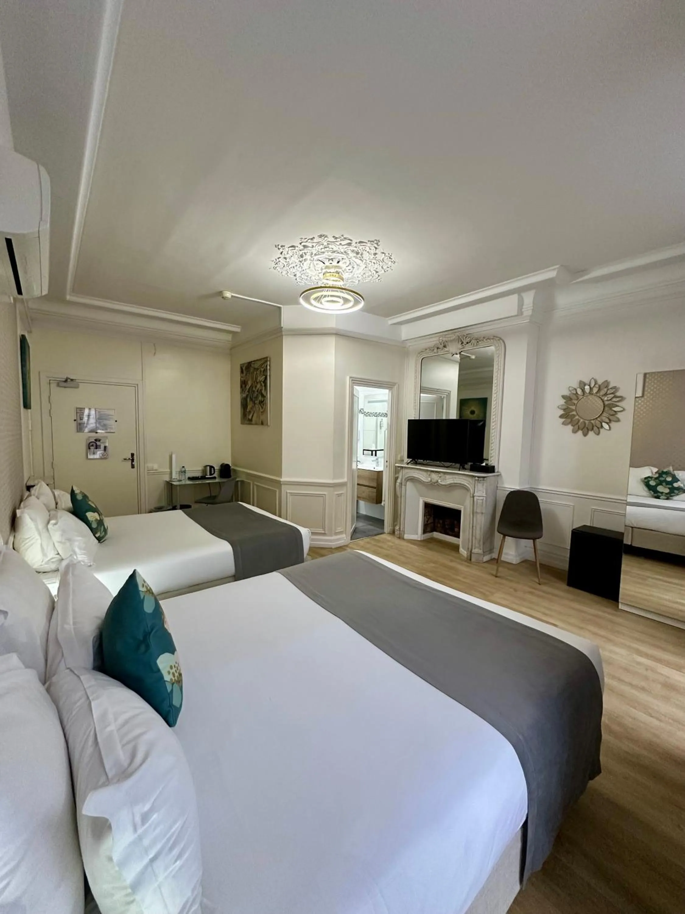 Bedroom, Bed in Hôtel Océanic - Grands Magasins