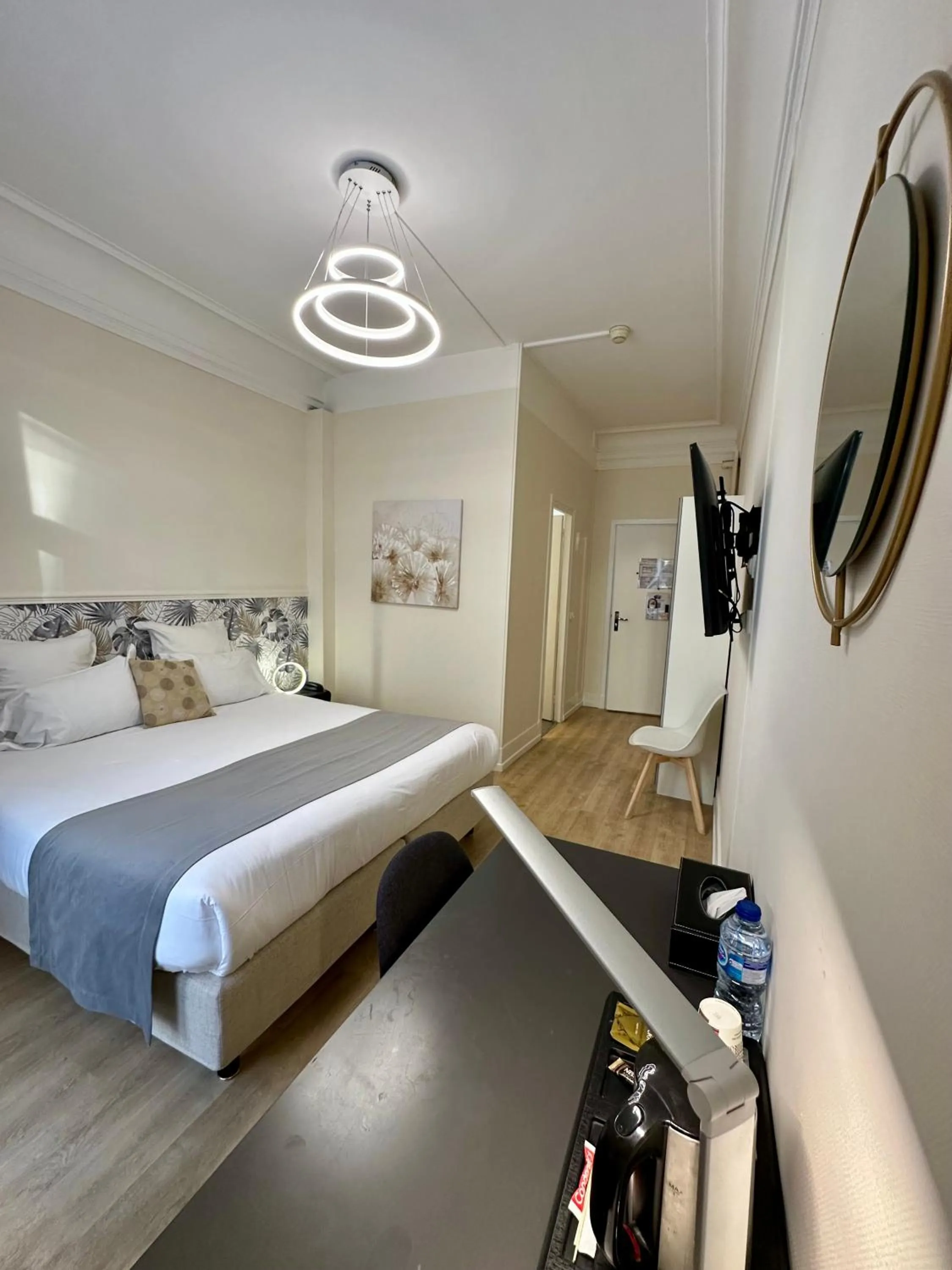 Bedroom, Bed in Hôtel Océanic - Grands Magasins