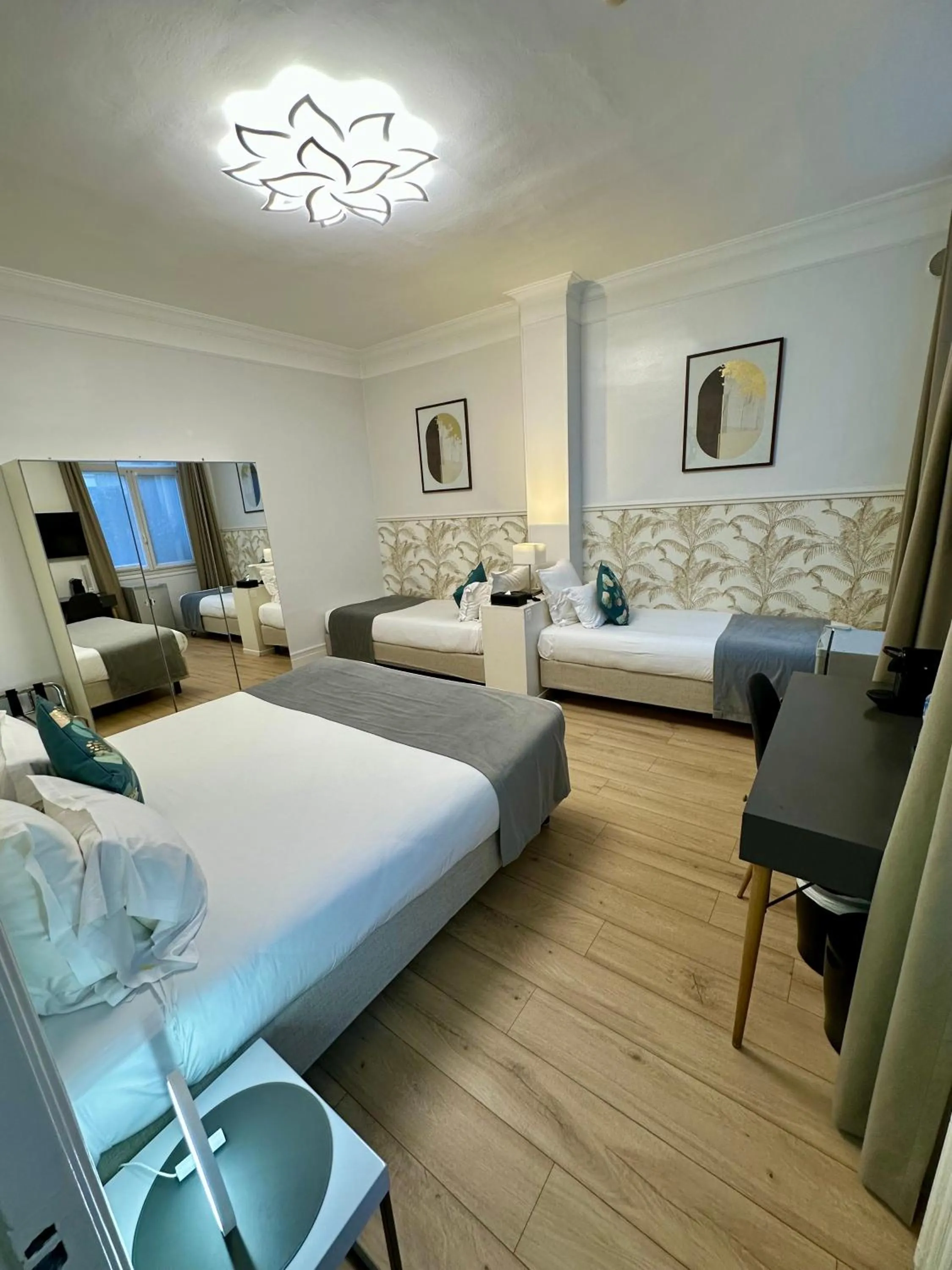 Bedroom, Bed in Hôtel Océanic - Grands Magasins