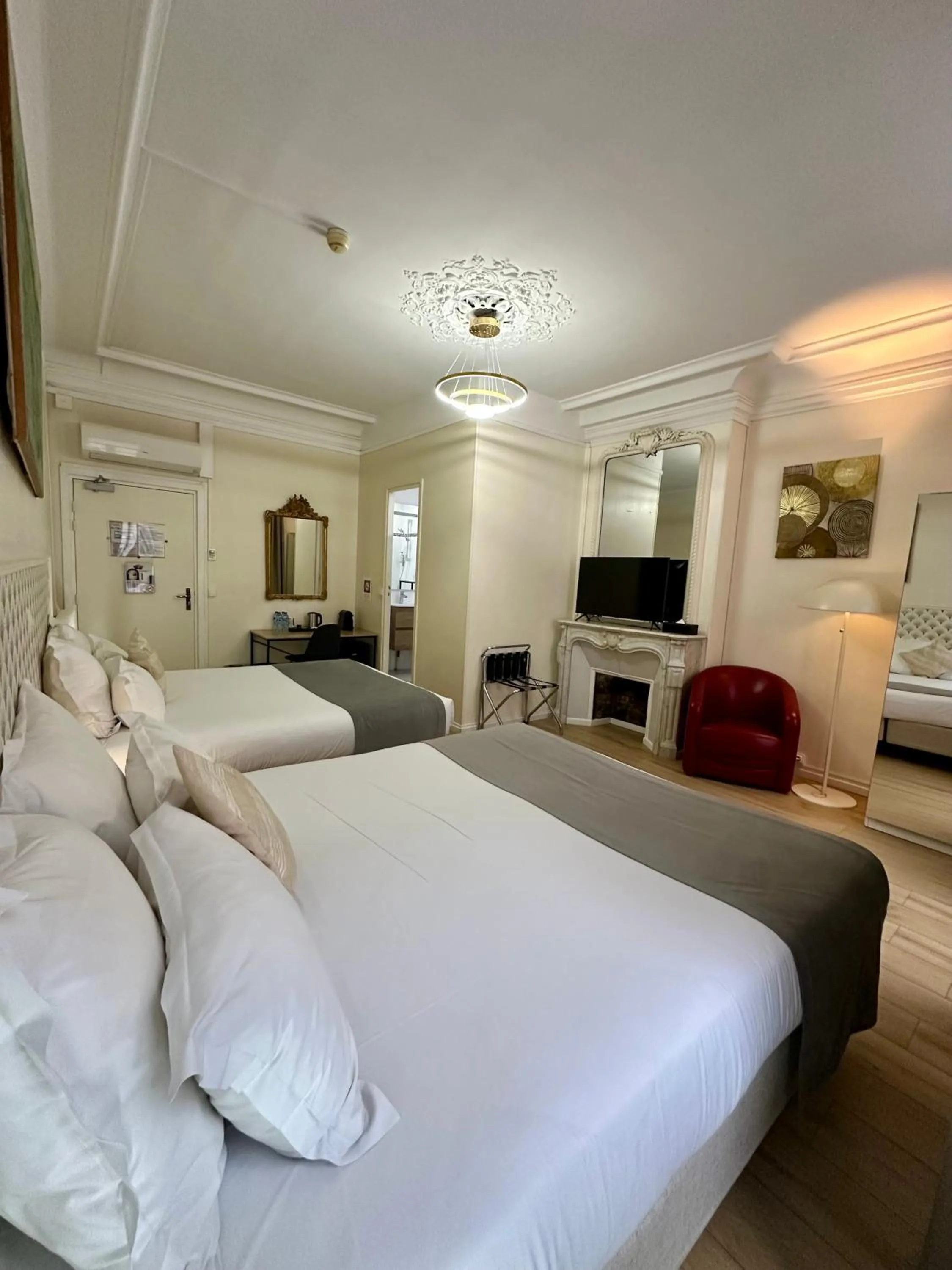 Bedroom, Bed in Hôtel Océanic - Grands Magasins