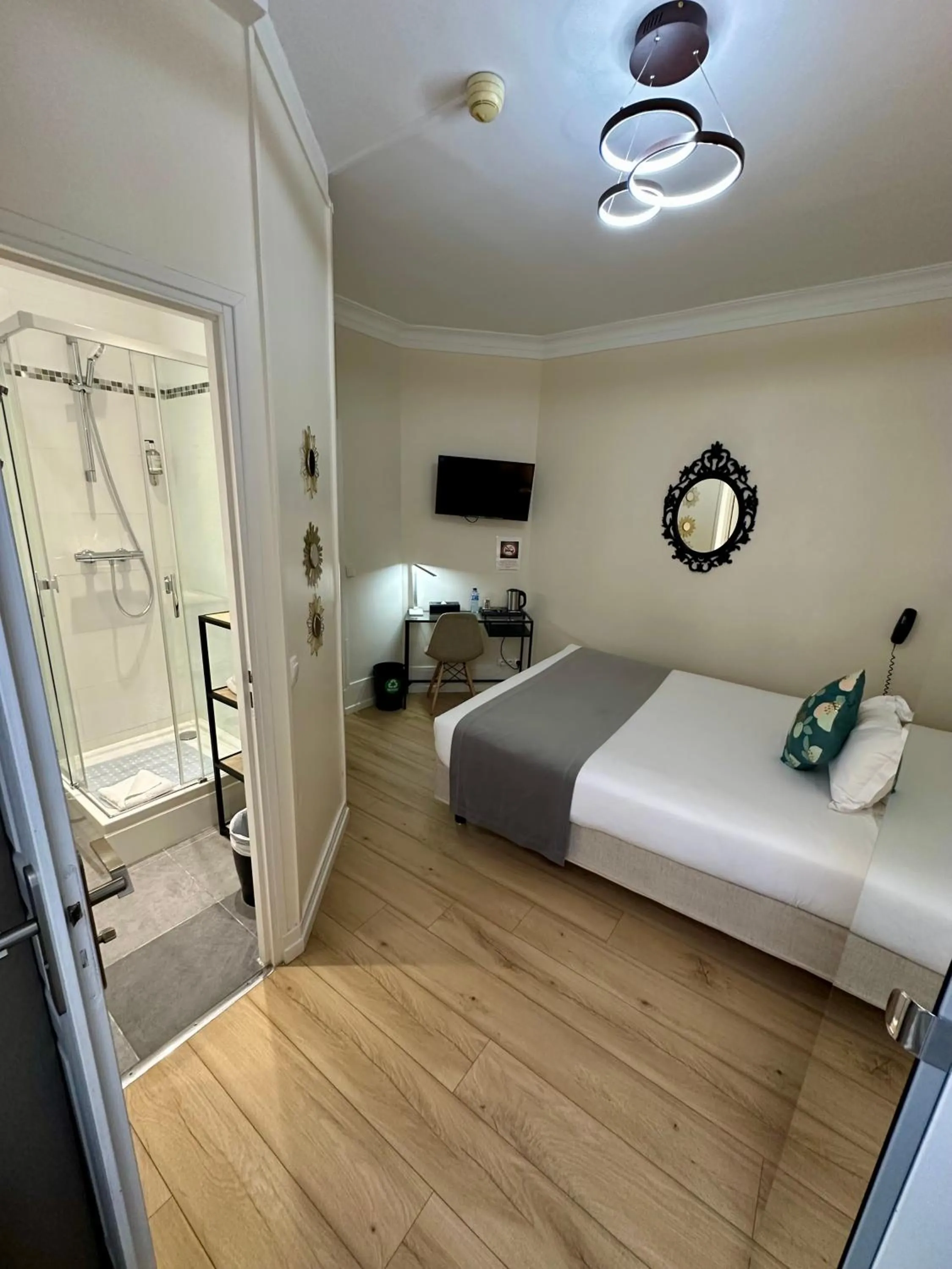 Bedroom, Bed in Hôtel Océanic - Grands Magasins