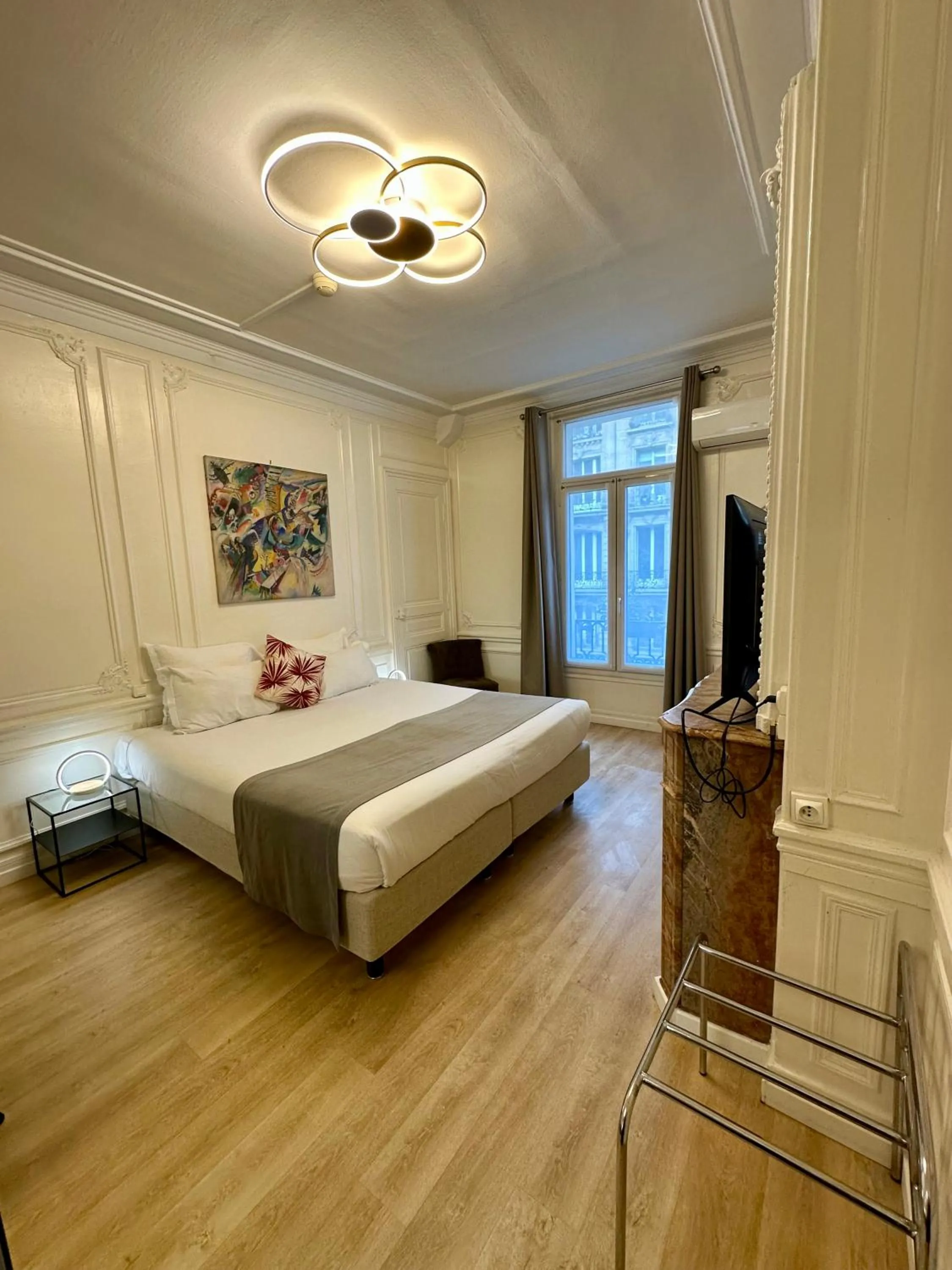 Bedroom, Bed in Hôtel Océanic - Grands Magasins