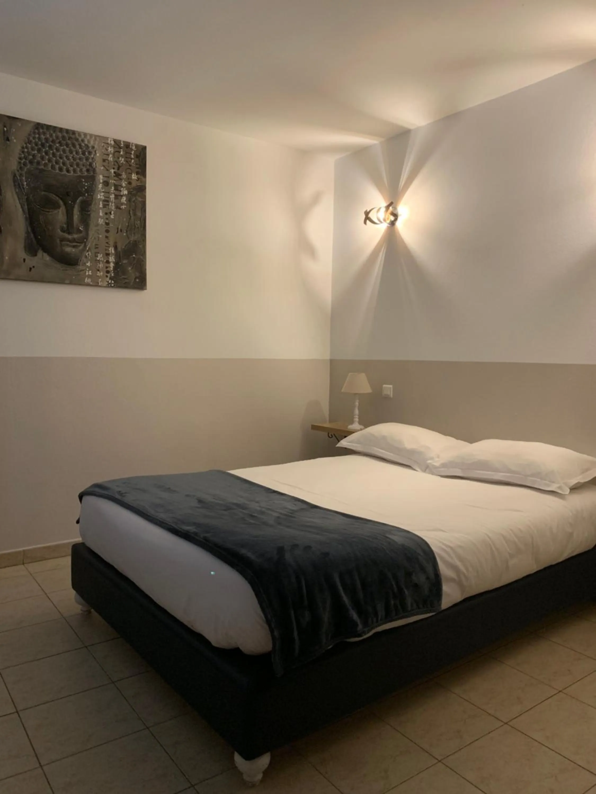 Shower, Bed in L'Auberge Sant'Antone