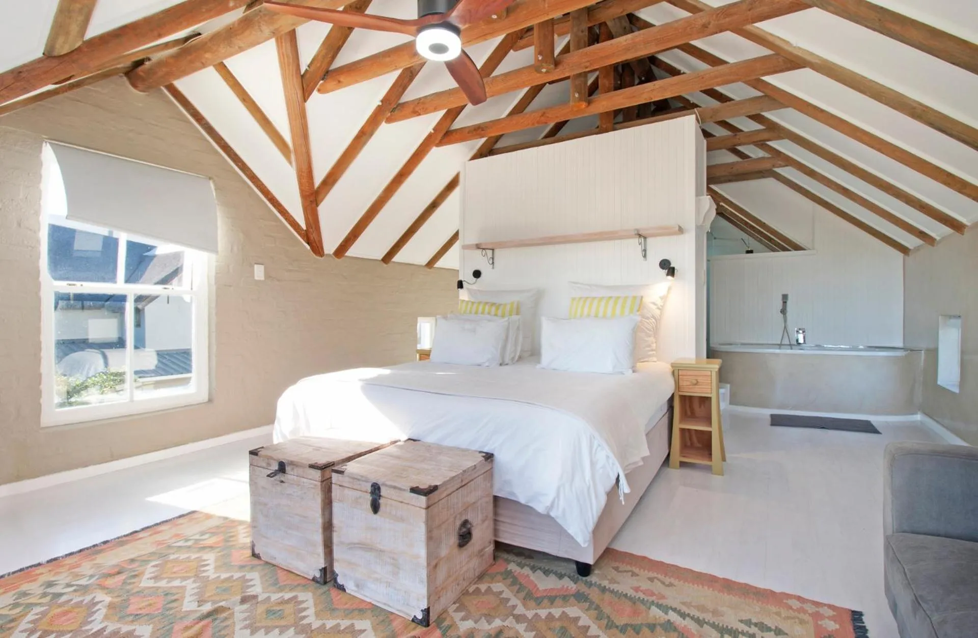 Shower, Bed in Fin Whale Beach House