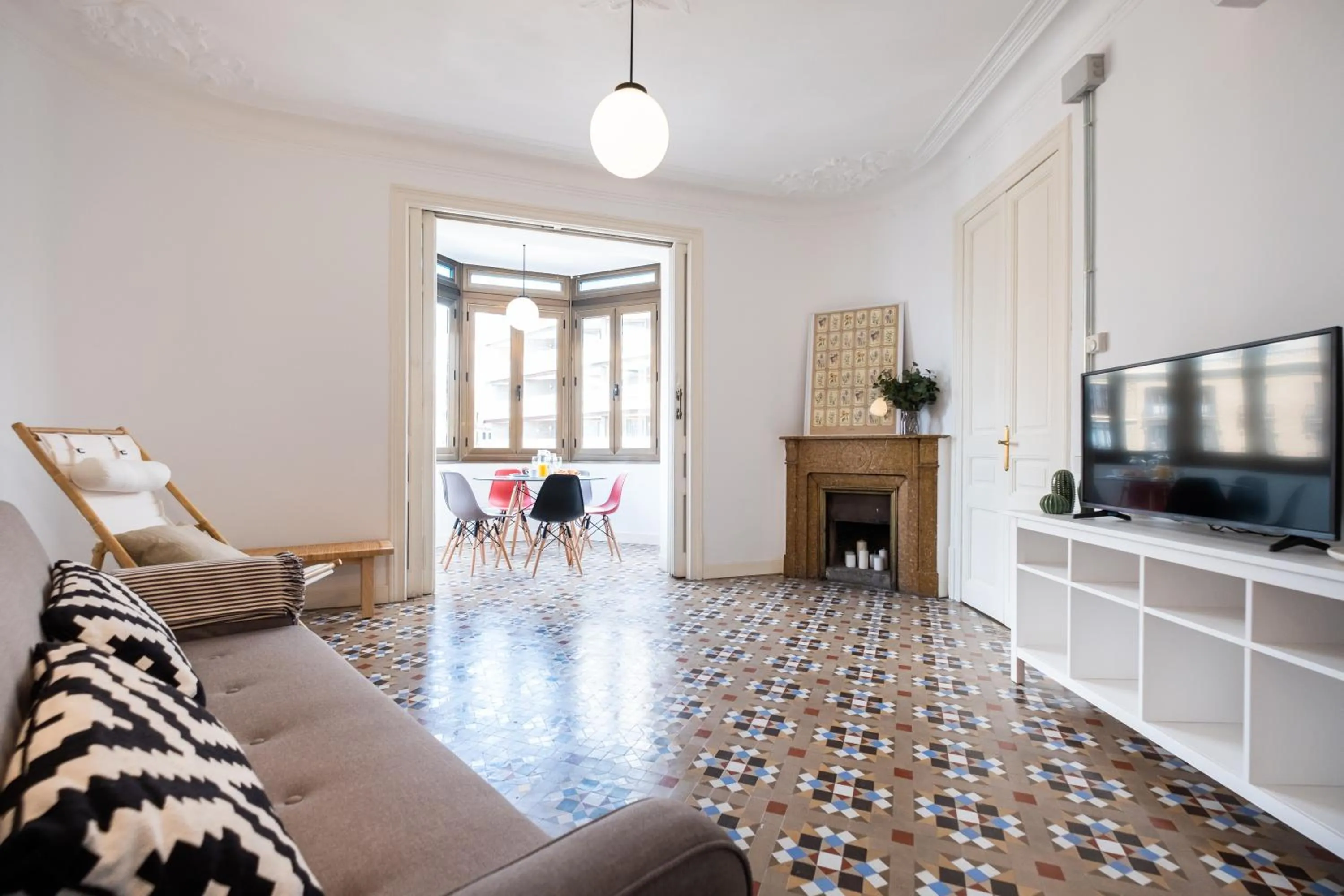 b32-Sunny and Modernist apartment for groups in center