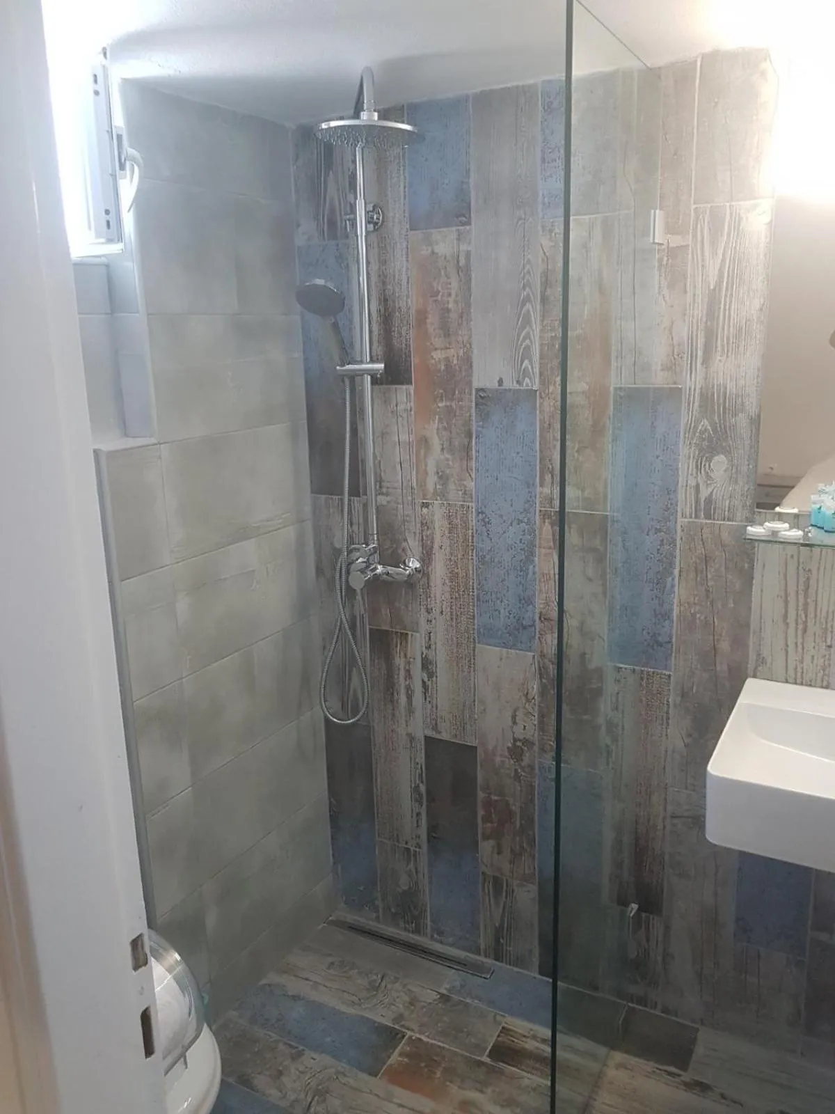 Shower in Vrahos