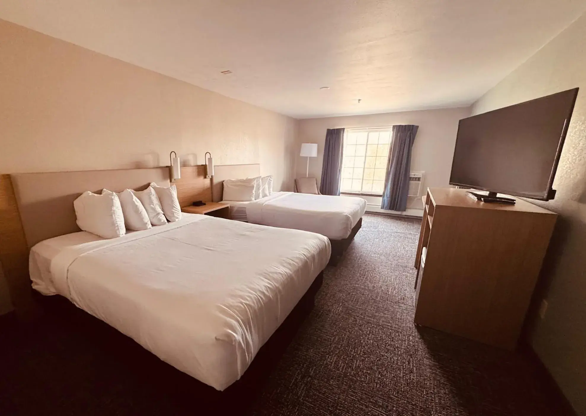 Bed in Wingate by Wyndham Anchorage Downtown - Ship Creek Bed in Wingate by Wyndham Anchorage Downtown - Ship Creek