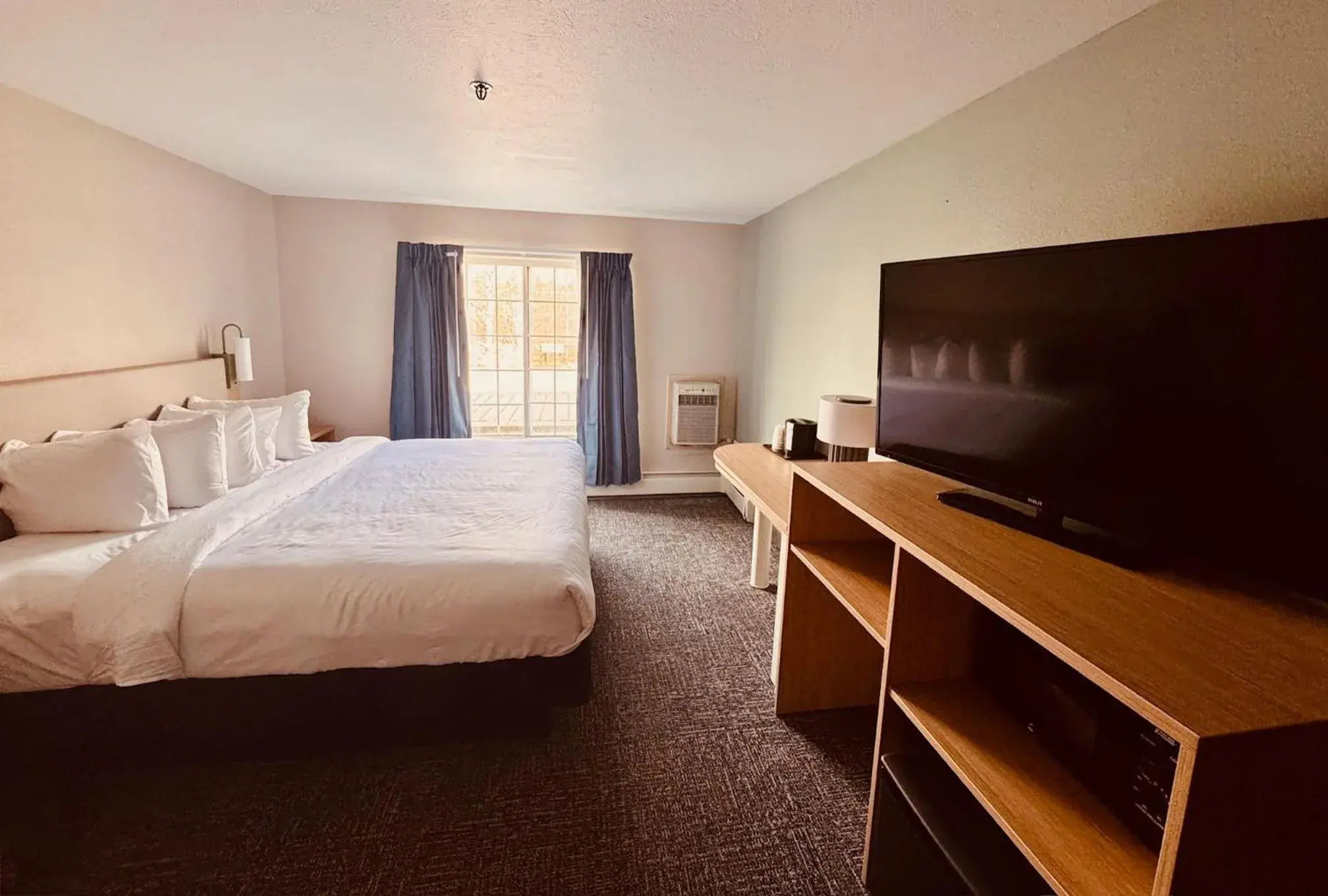 Bed in Wingate by Wyndham Anchorage Downtown - Ship Creek Bed in Wingate by Wyndham Anchorage Downtown - Ship Creek