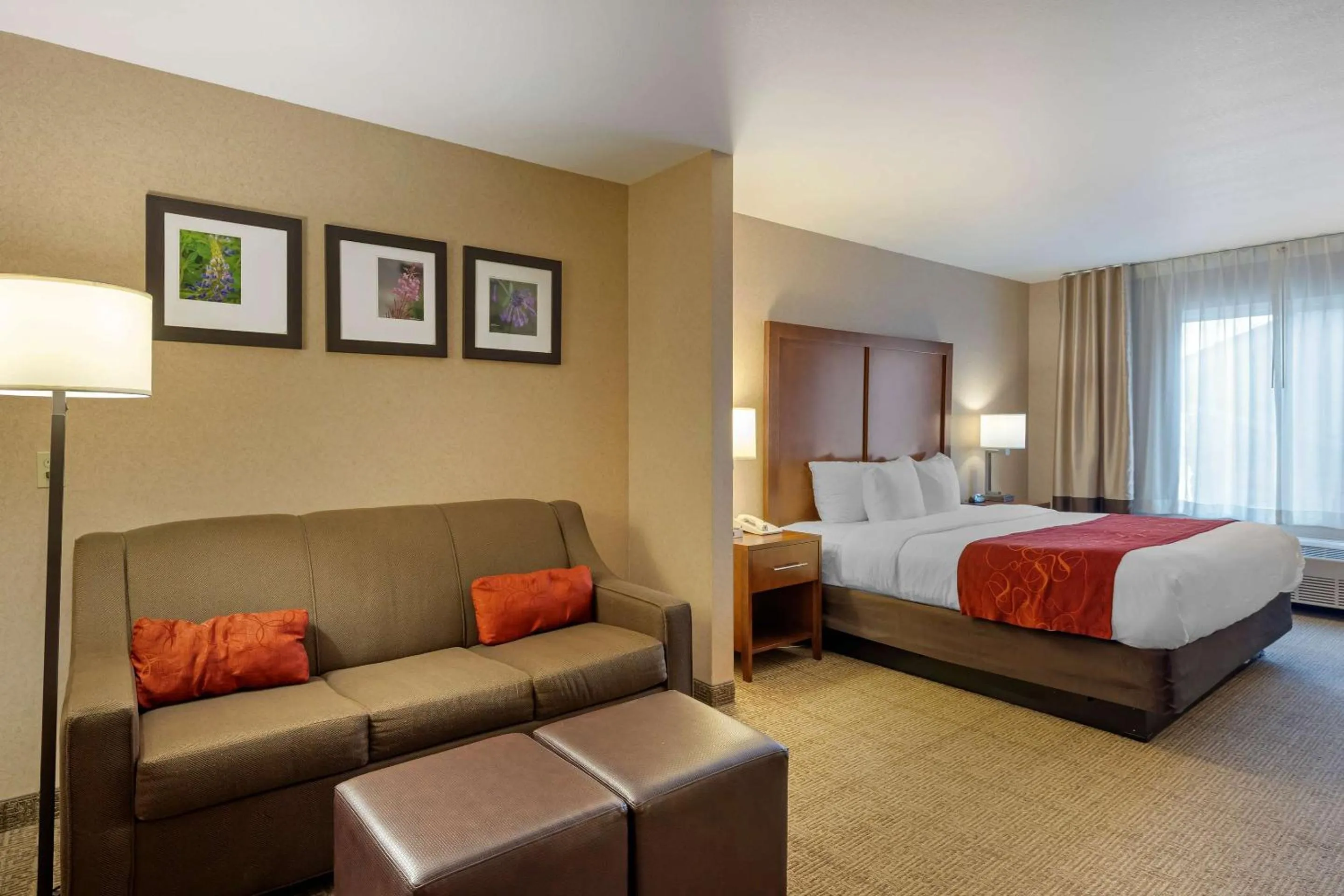 Bedroom, Bed in Comfort Suites Anchorage International Airport