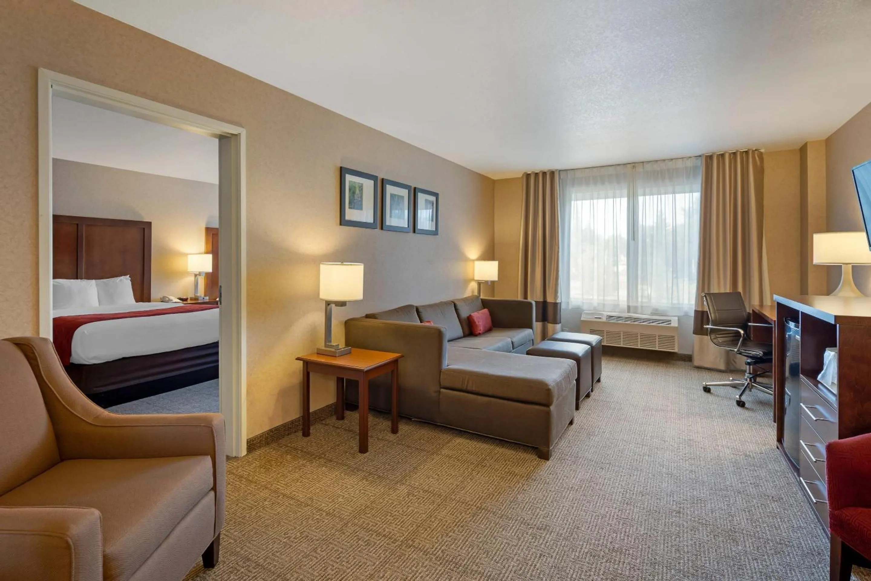 Bedroom, Bed in Comfort Suites Anchorage International Airport