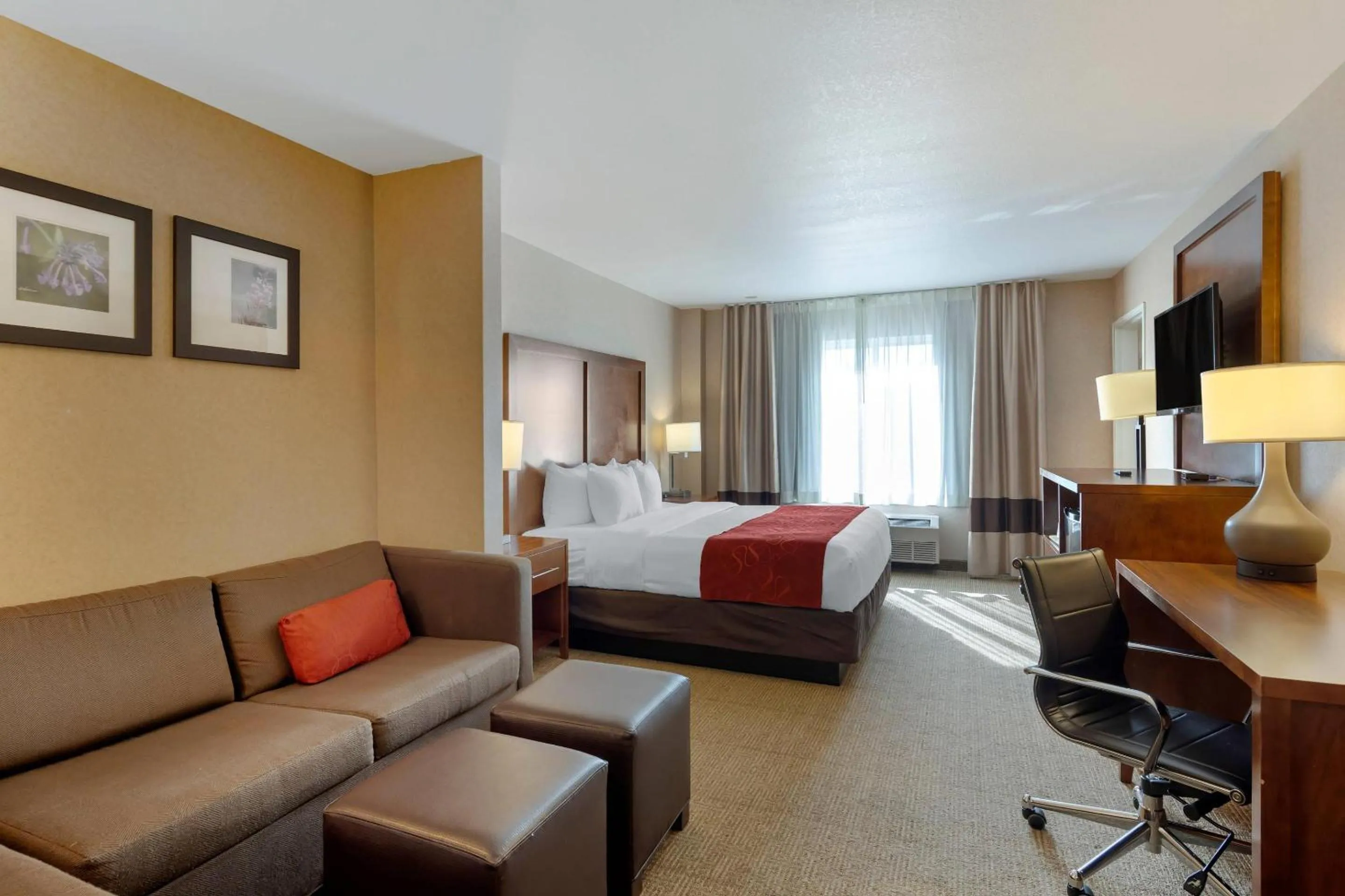 Bedroom, Bed in Comfort Suites Anchorage International Airport