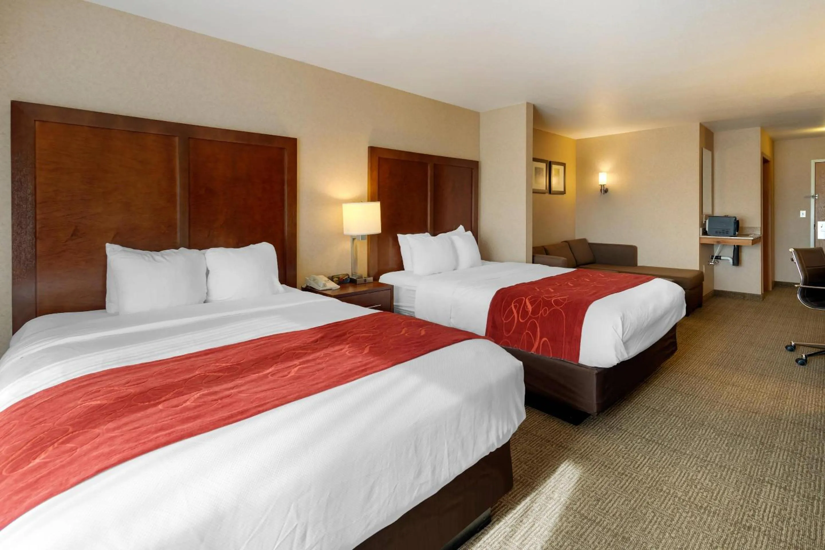 Bedroom, Bed in Comfort Suites Anchorage International Airport