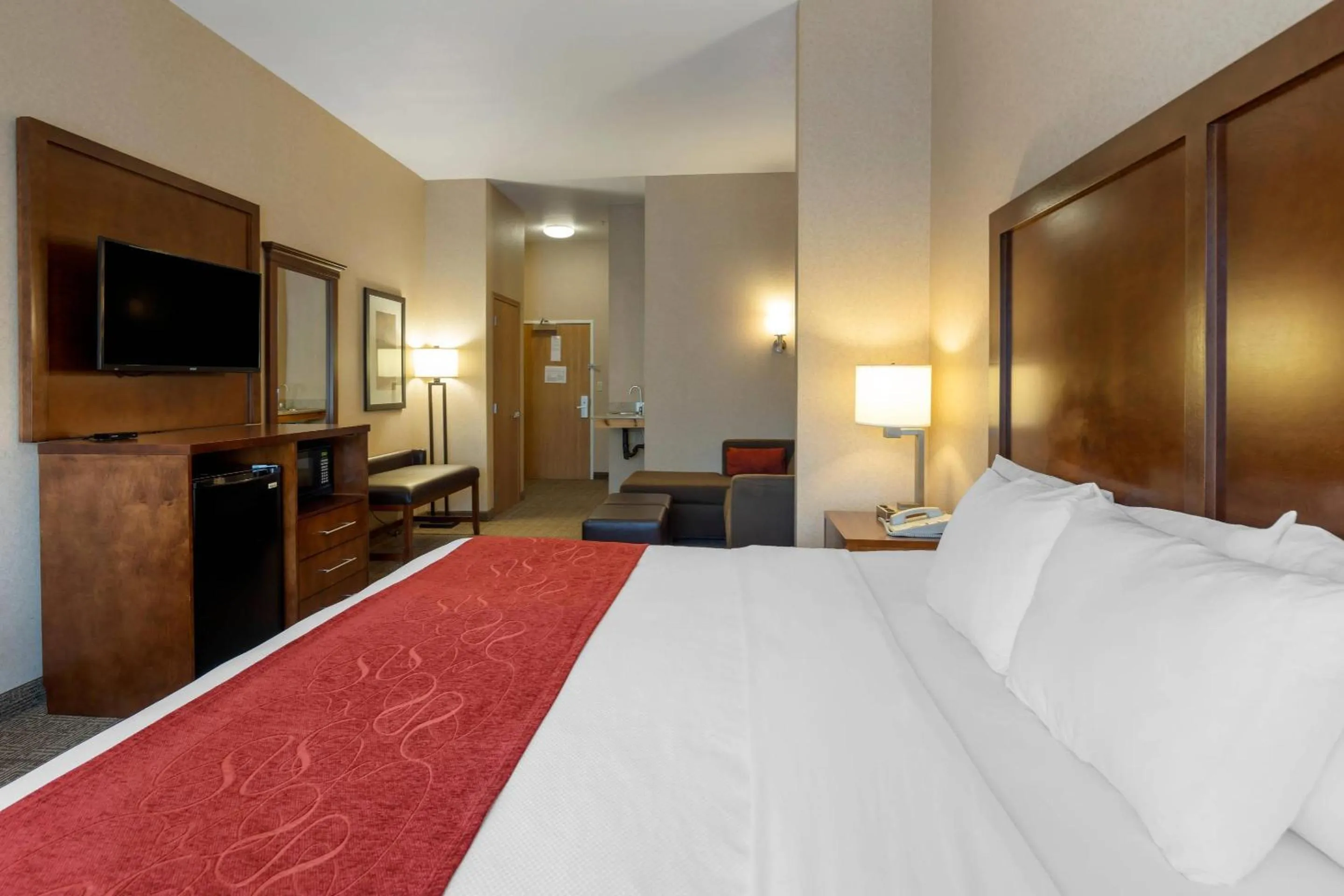 Bedroom, Bed in Comfort Suites Anchorage International Airport