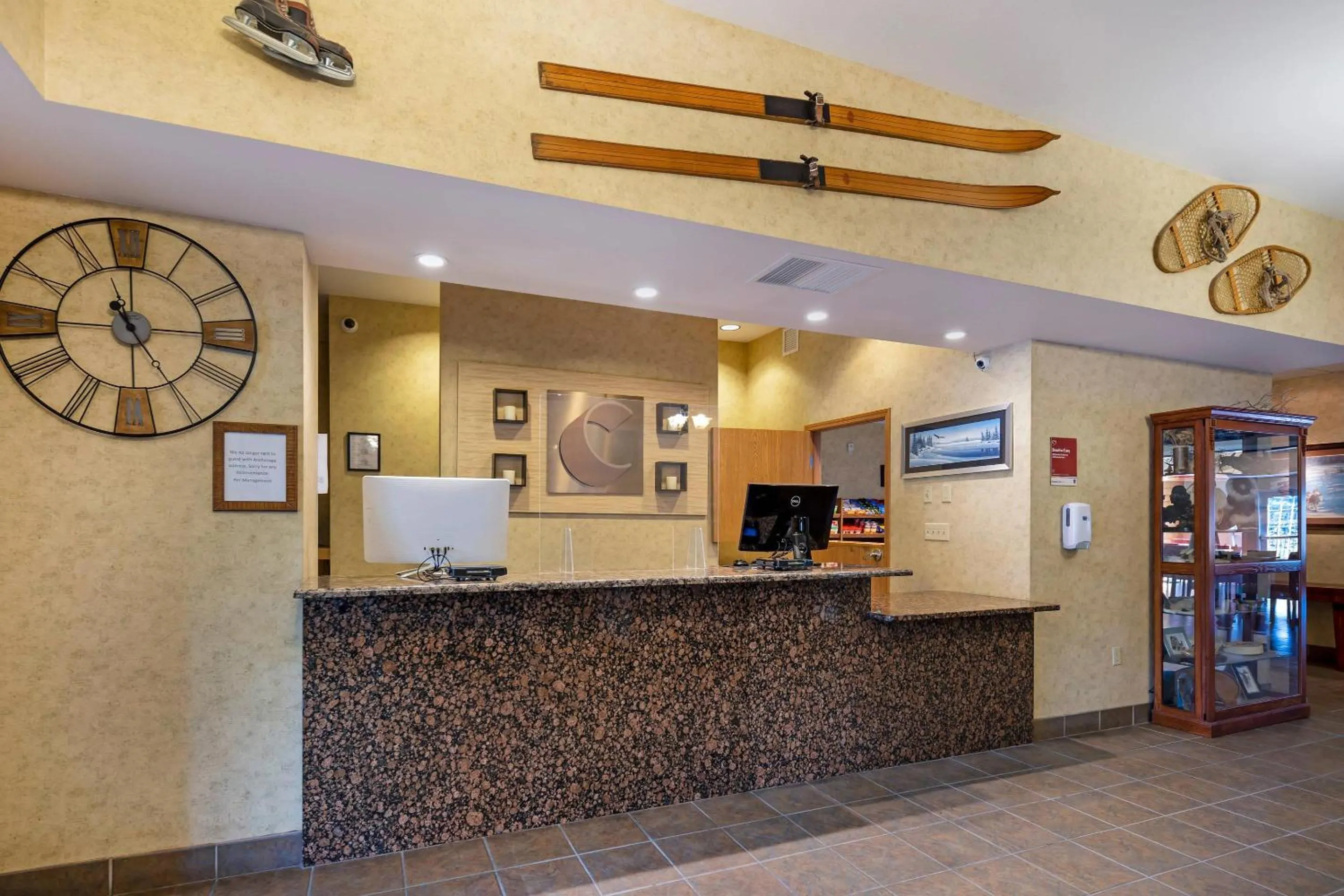 Lobby or reception in Comfort Suites Anchorage International Airport