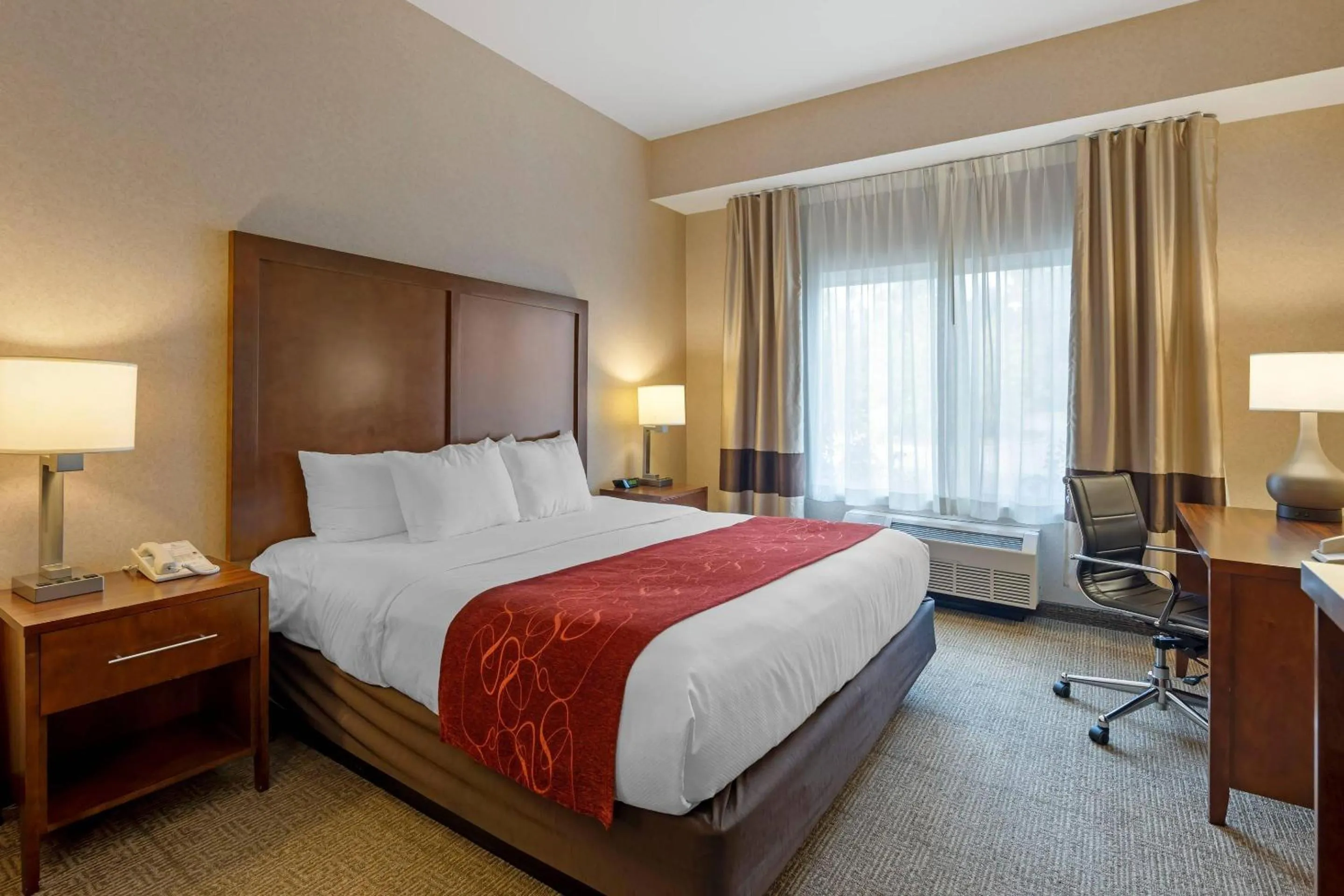 Bedroom, Bed in Comfort Suites Anchorage International Airport