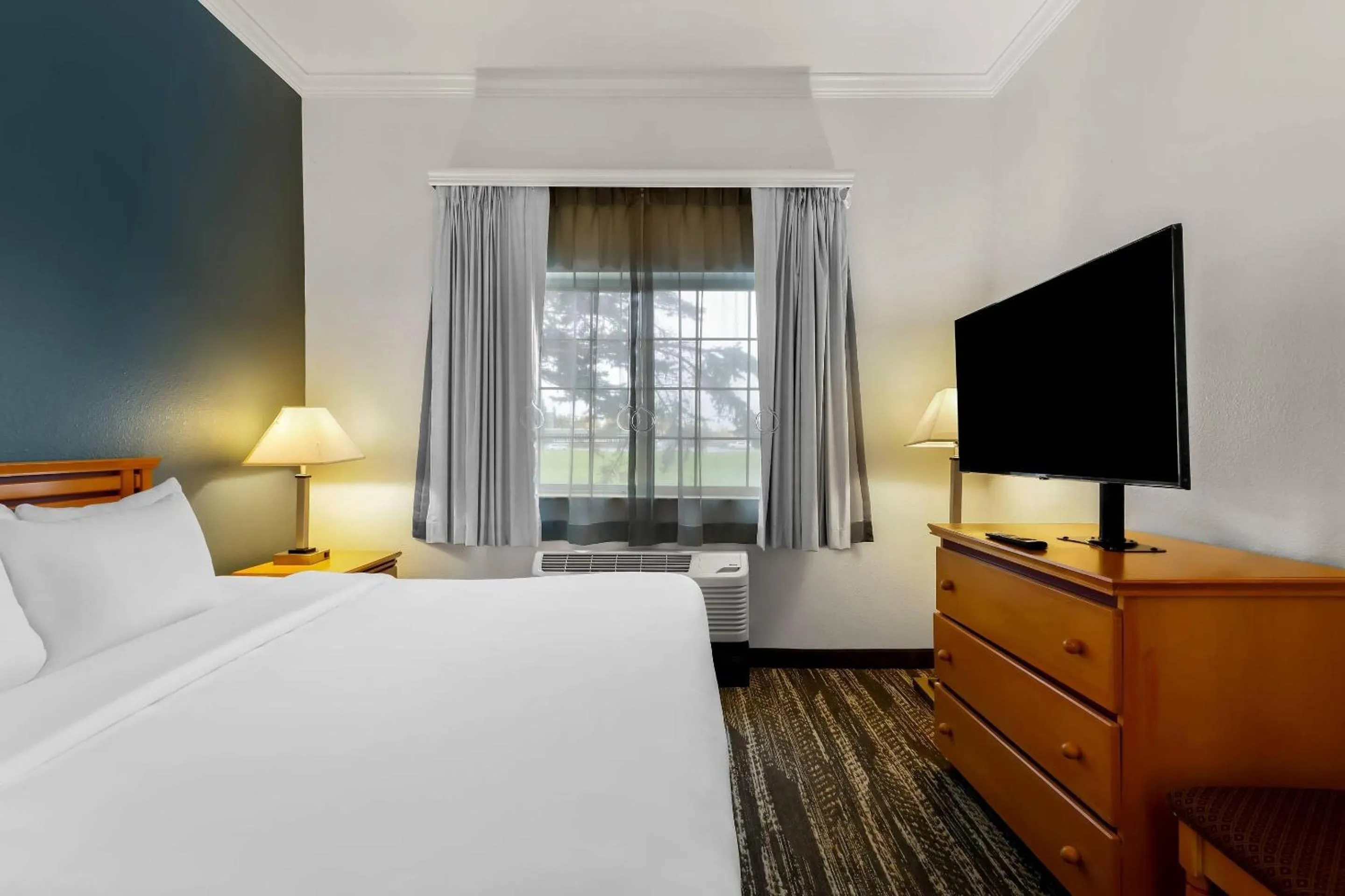 Bedroom, Bed in Clarion Suites Anchorage Downtown