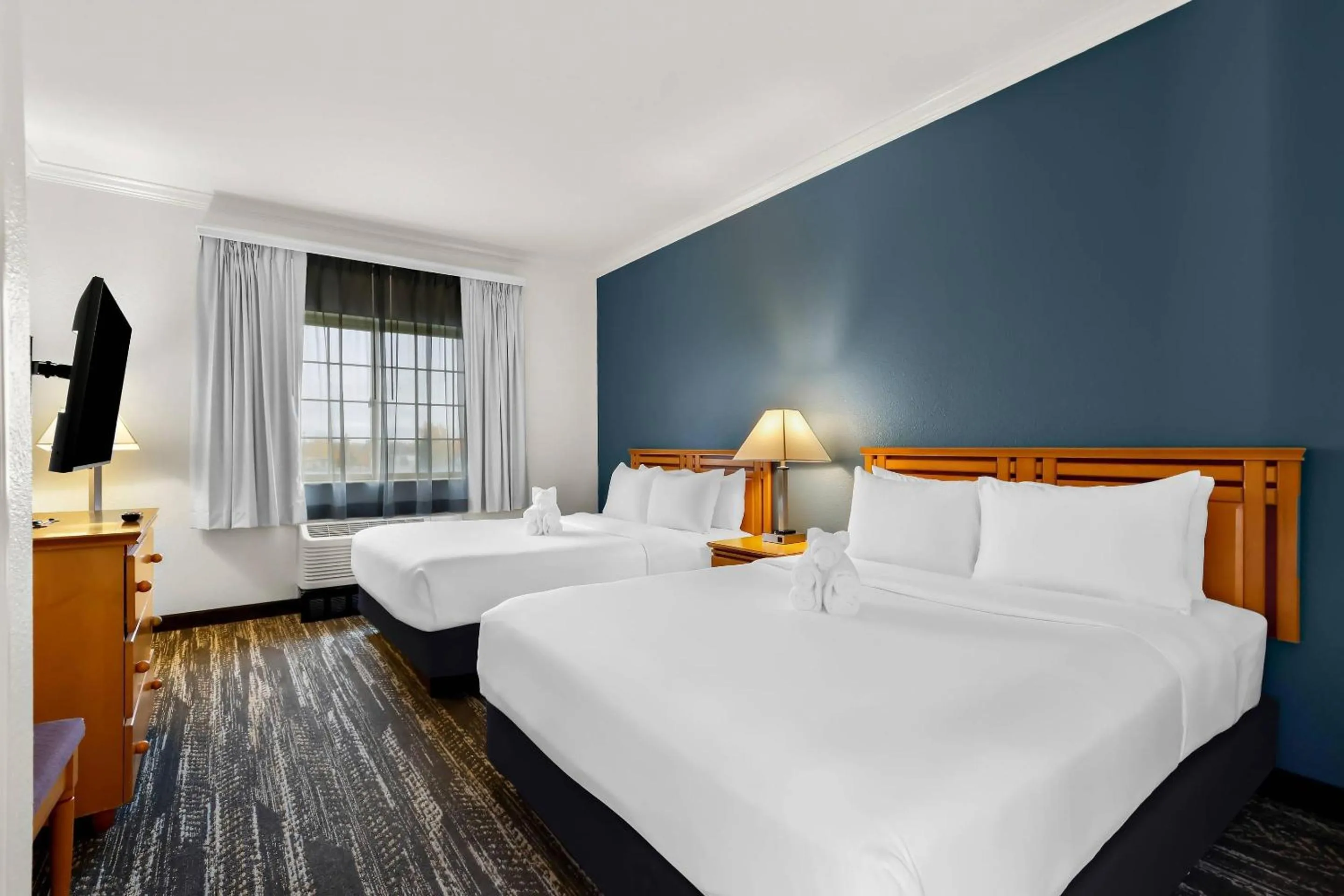 Bedroom, Bed in Clarion Suites Anchorage Downtown