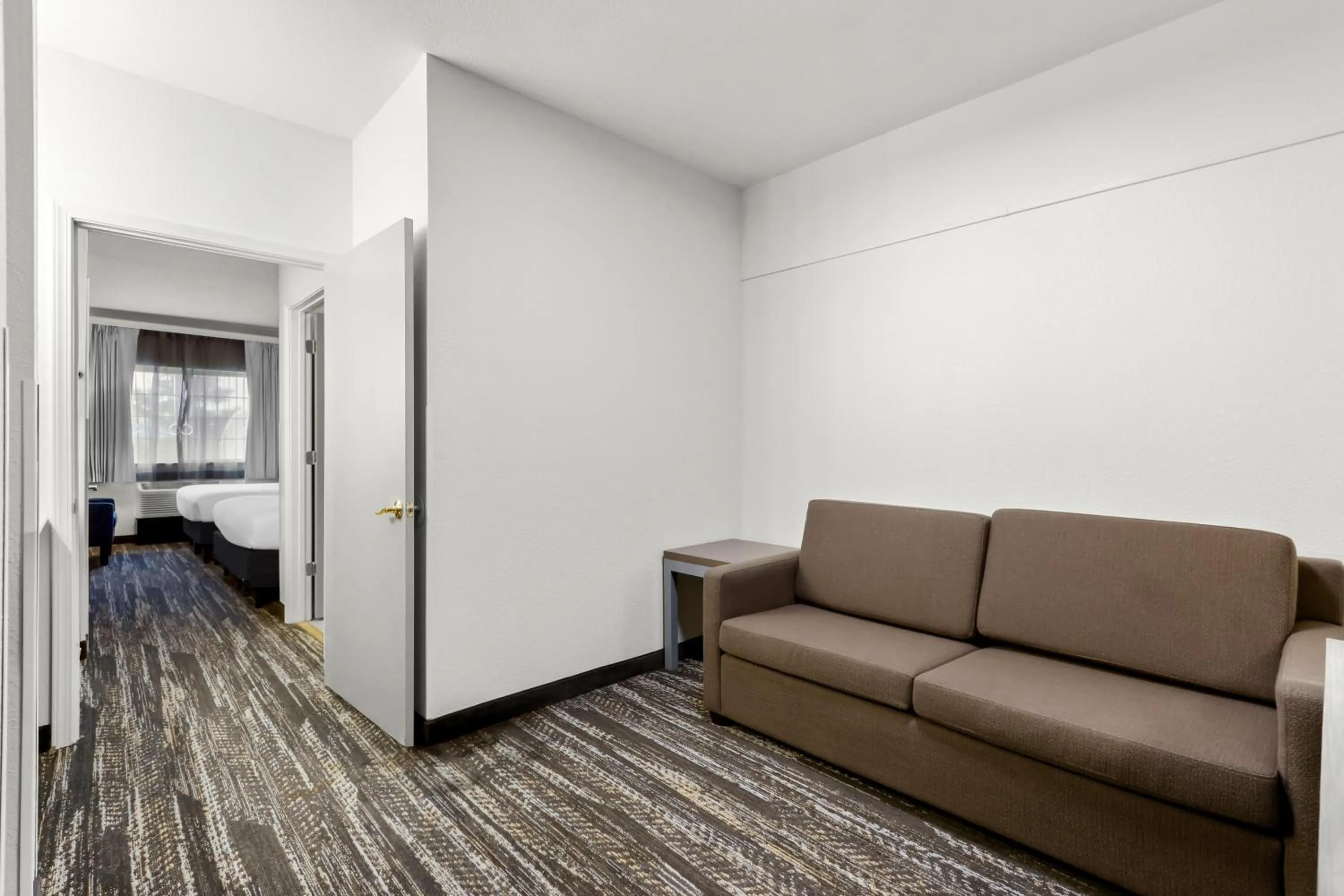 Living room in Clarion Suites Anchorage Downtown