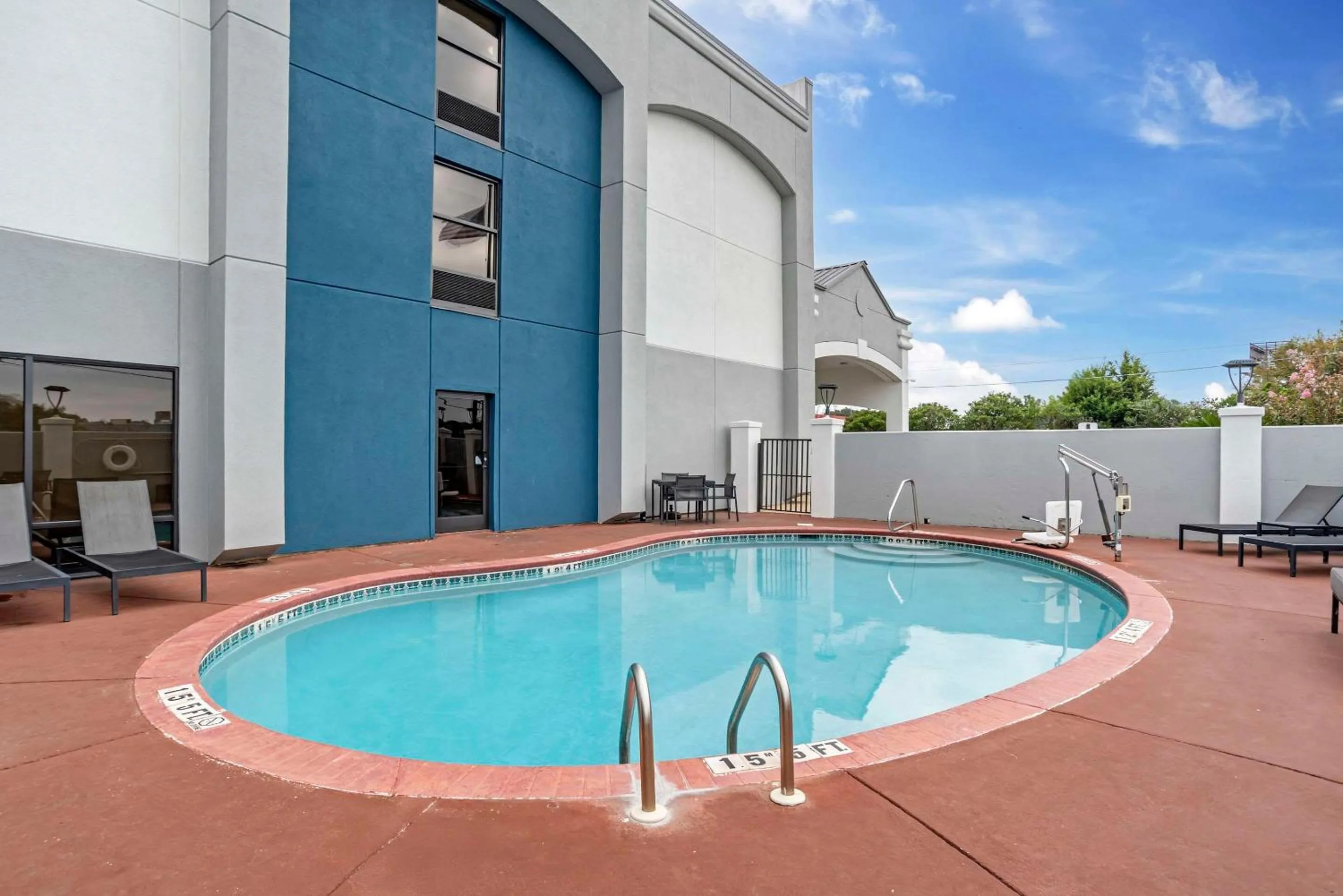 Swimming pool in Comfort Inn Opelika - Auburn