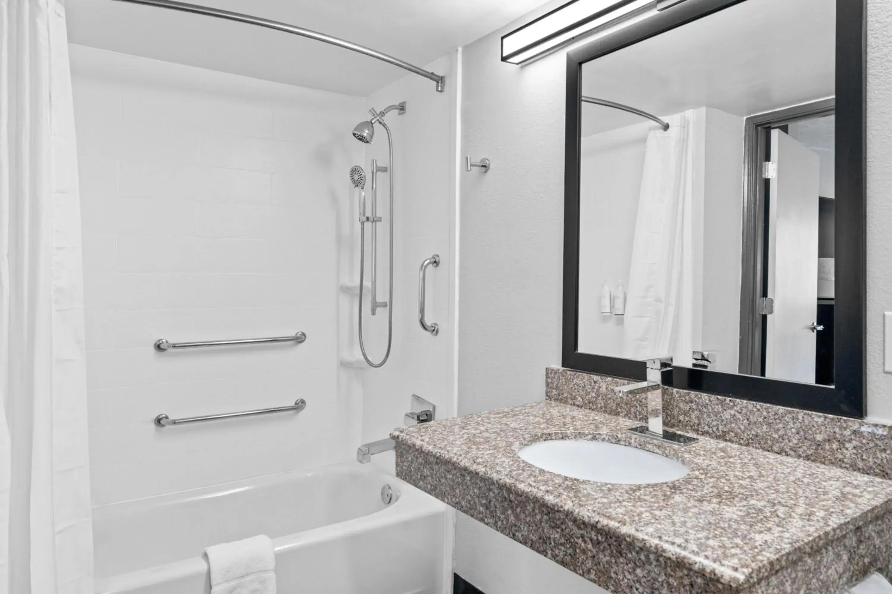 Shower, Bathroom in Auburn Lodge near University