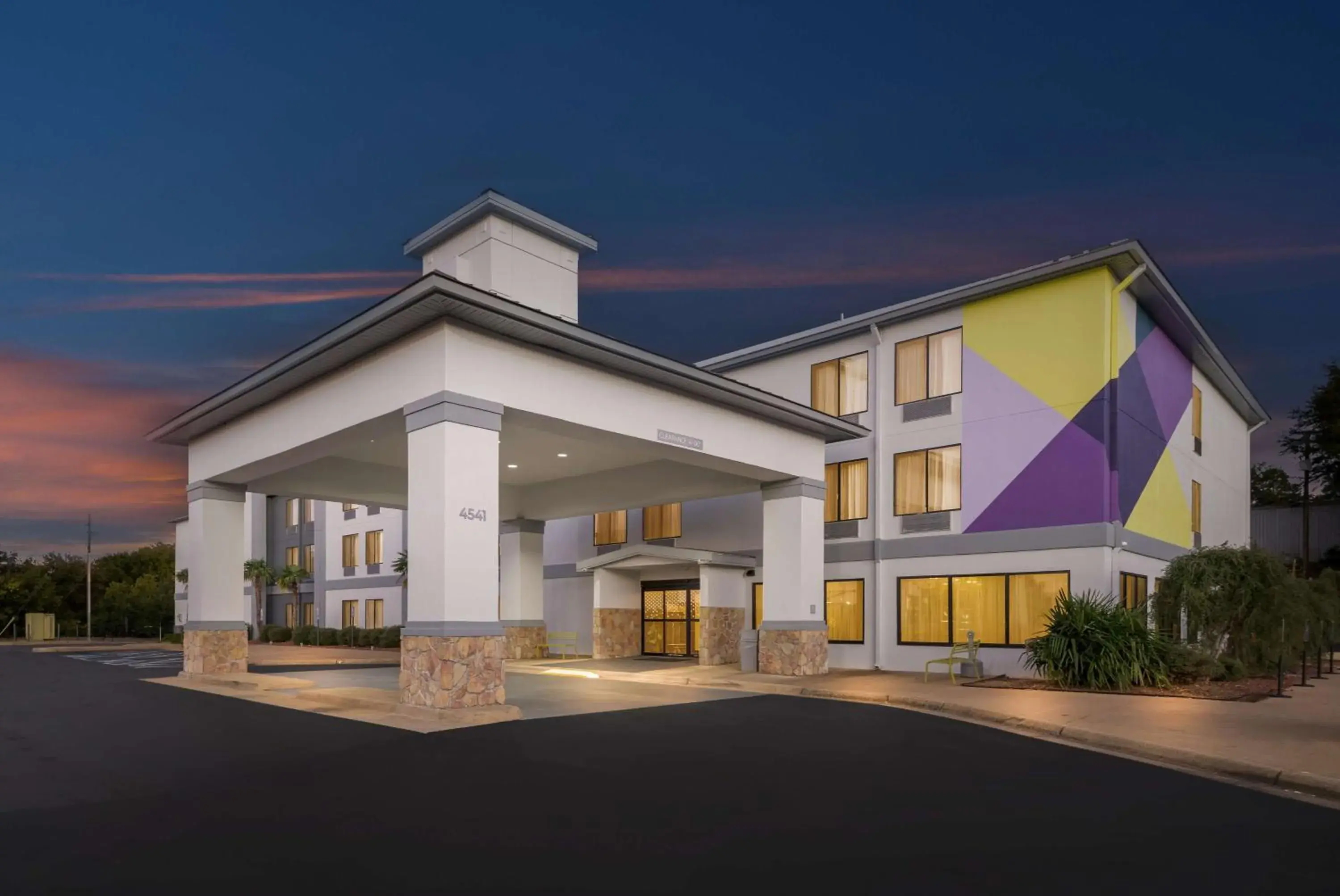 Property building in Spark by Hilton Tuscaloosa University Property building in Spark by Hilton Tuscaloosa University