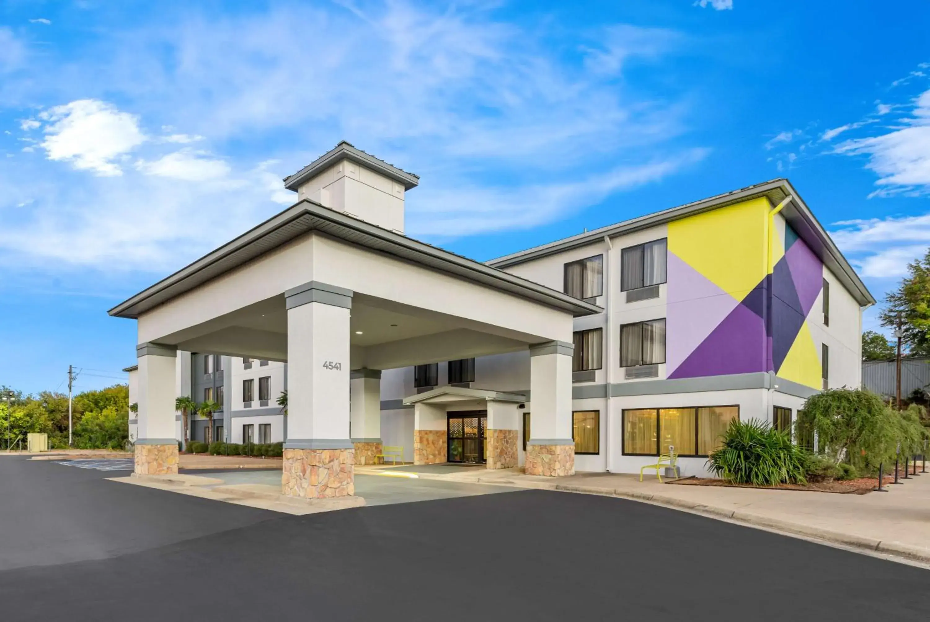 Property building in Spark by Hilton Tuscaloosa University Property building in Spark by Hilton Tuscaloosa University