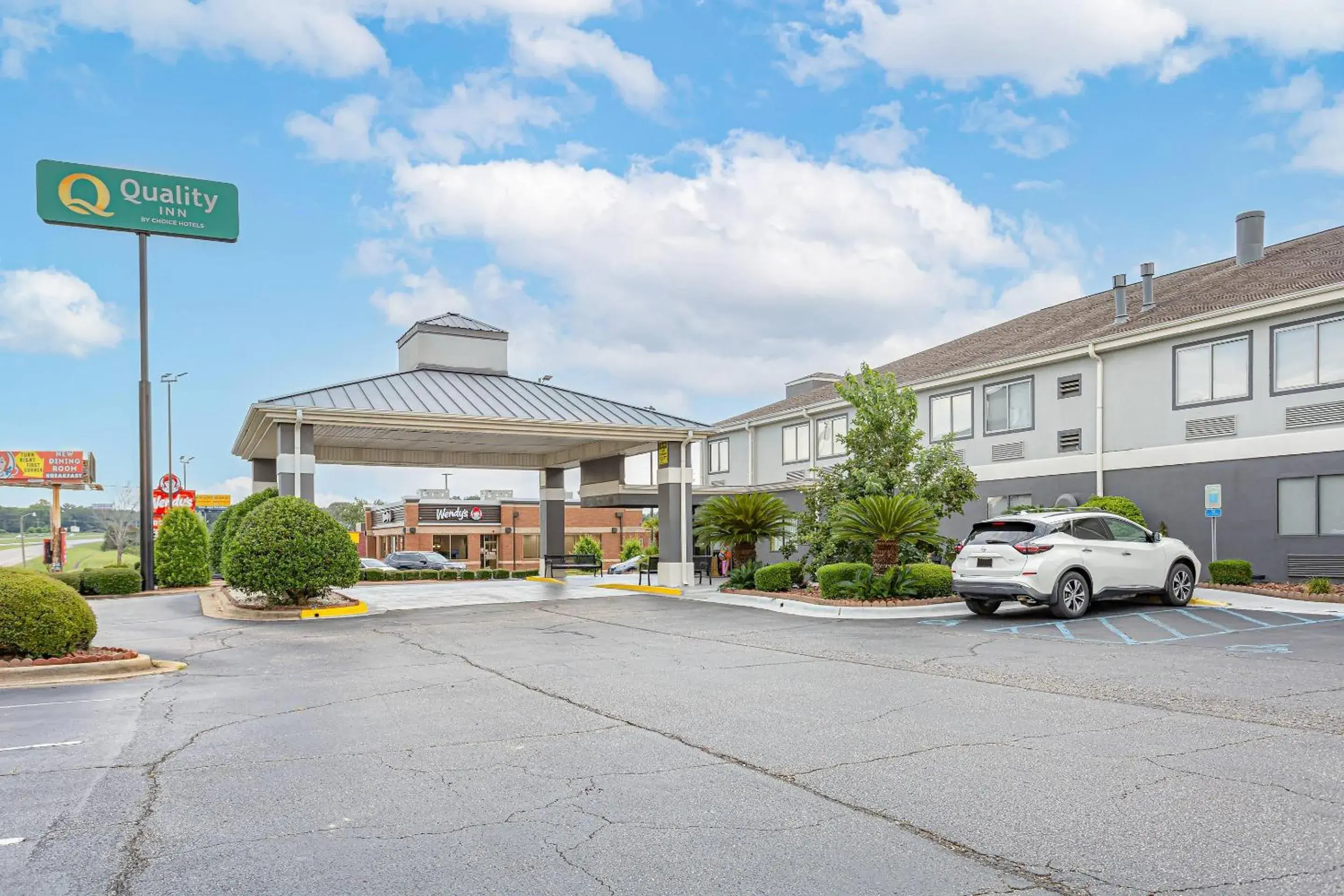 Property building in Quality Inn Prattville I-65 Property building in Quality Inn Prattville I-65