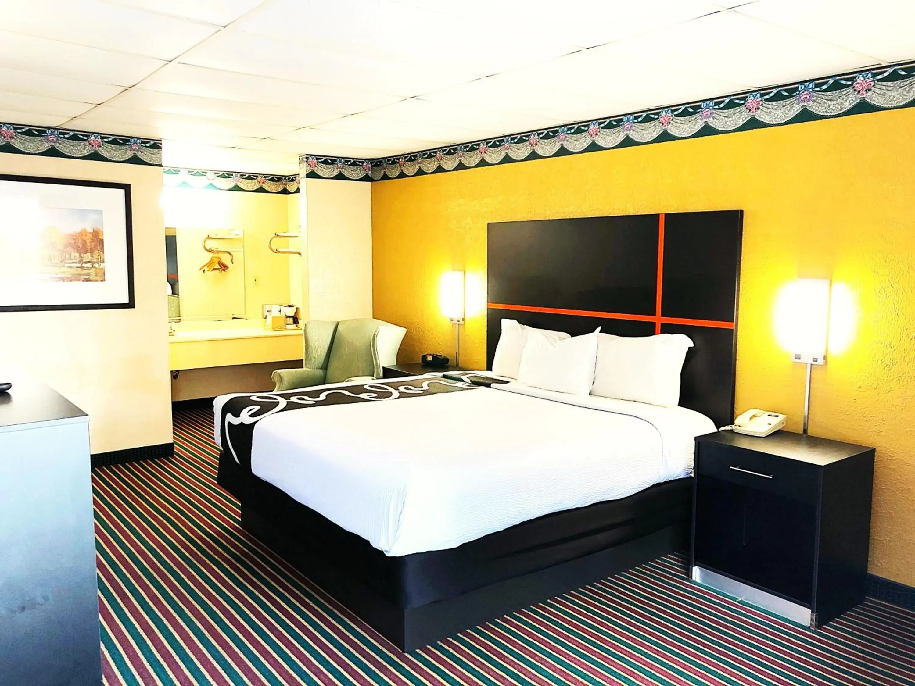 Bed in Rodeway Inn Bed in Rodeway Inn