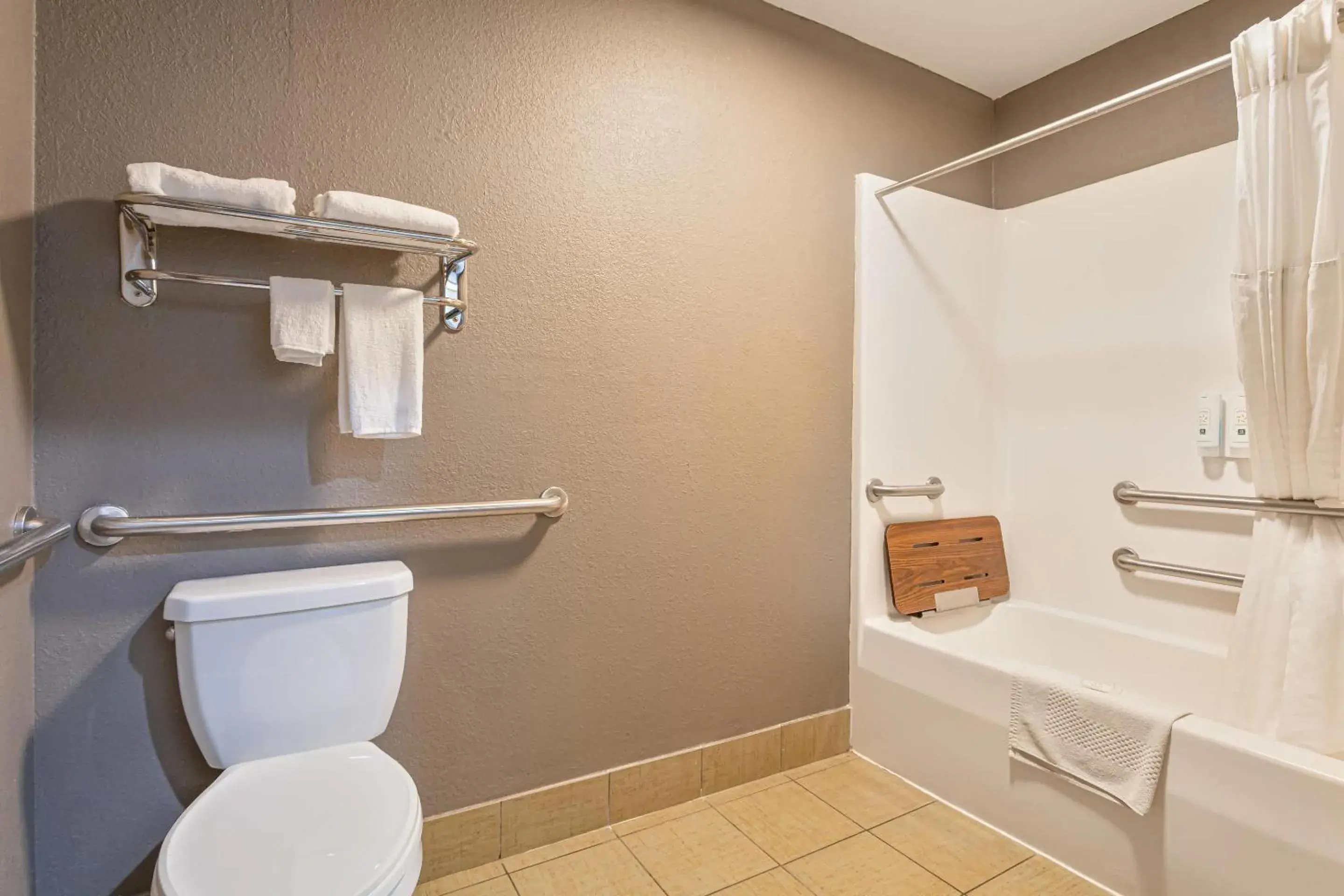 Queen Room with Two Queen Beds - Accessible/Non-Smoking in Quality Inn Edmund Pettus Bridge area Queen Room with Two Queen Beds - Accessible/Non-Smoking in Quality Inn Edmund Pettus Bridge area