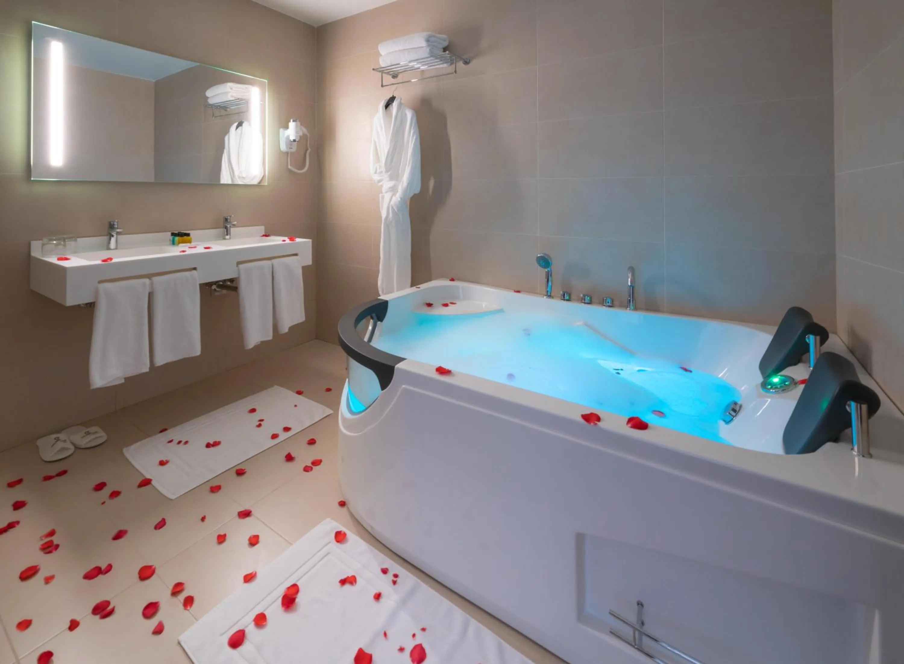 Bathroom in Golden Tulip Royaume