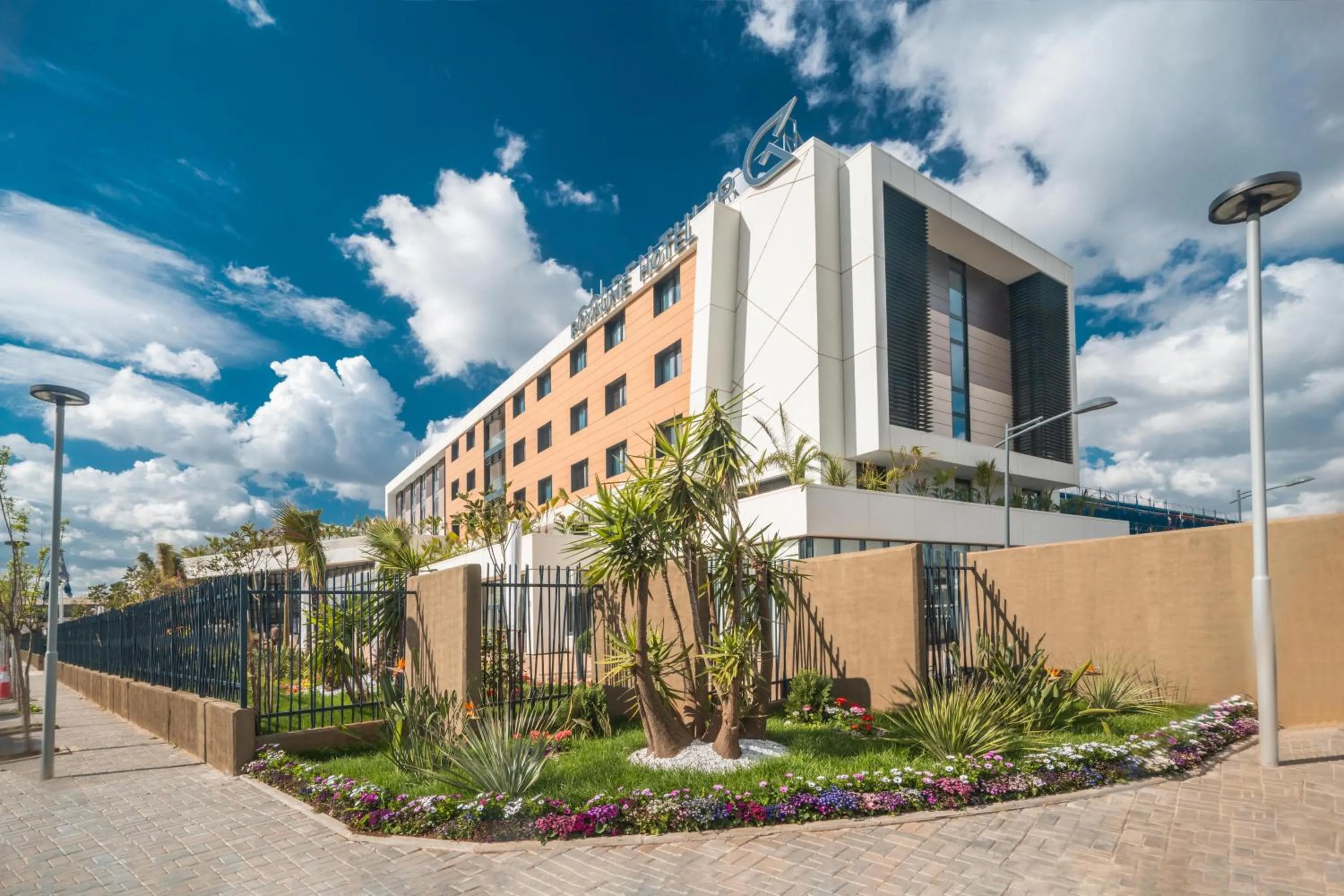 Facade/entrance in Golden Tulip Royaume