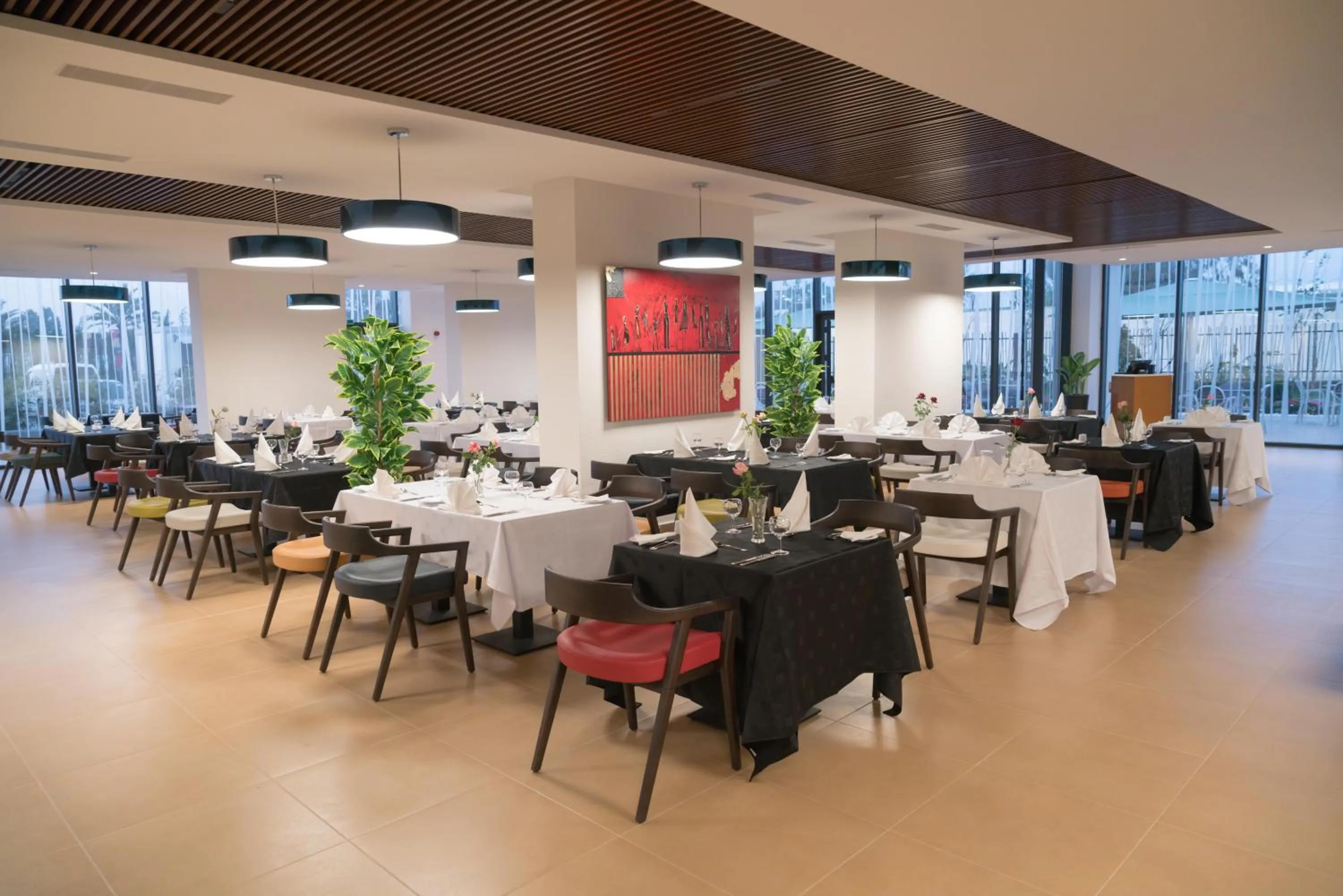 Restaurant/places to eat in Golden Tulip Royaume