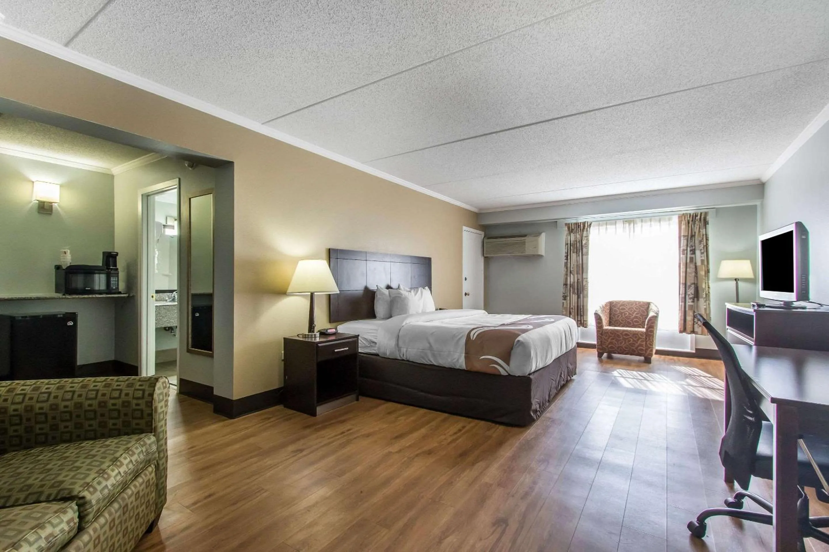 Photo of the whole room, Bed in Quality Inn Downtown Historic District