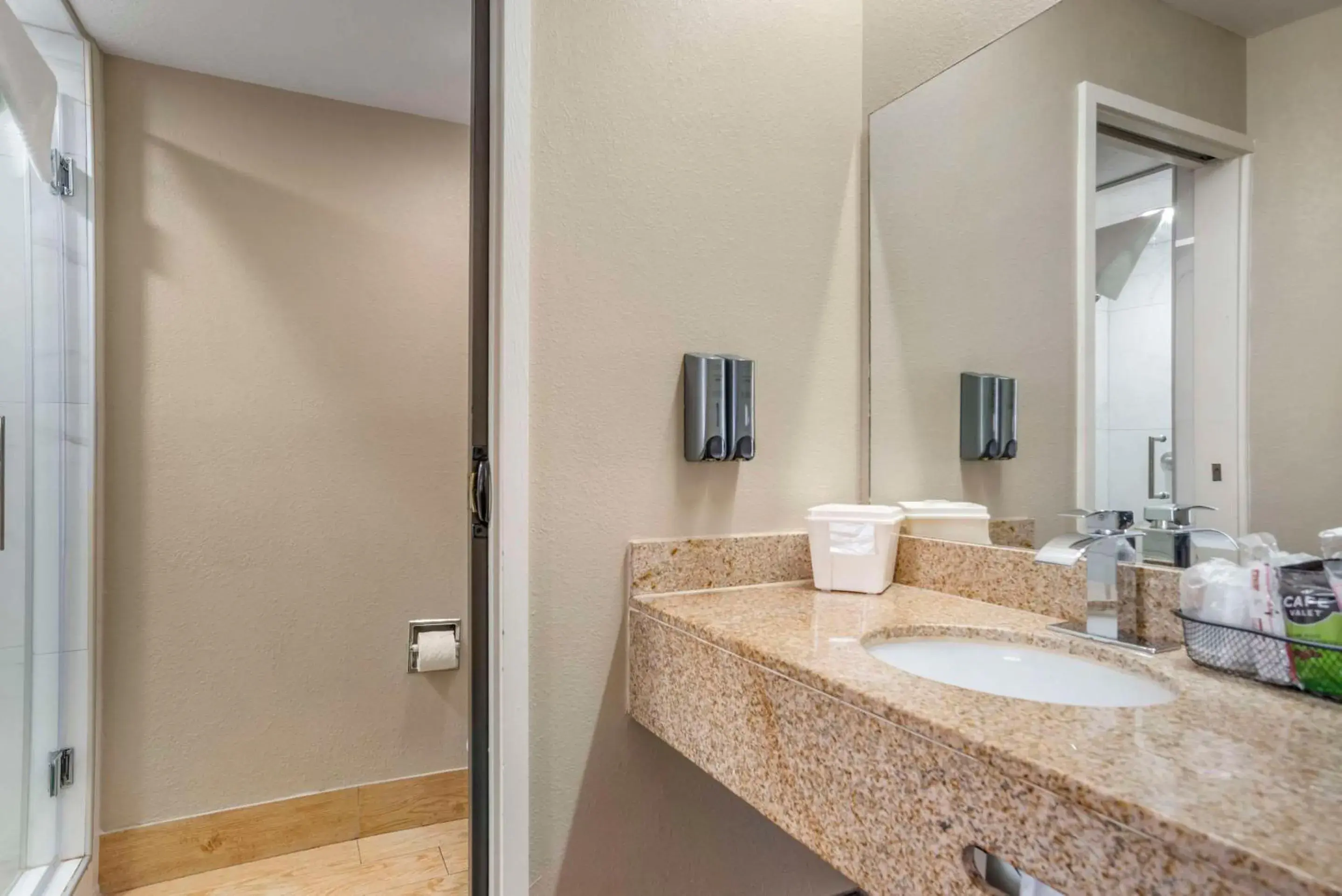 Bedroom in Rodeway Inn Tuscaloosa near University Bedroom in Rodeway Inn Tuscaloosa near University