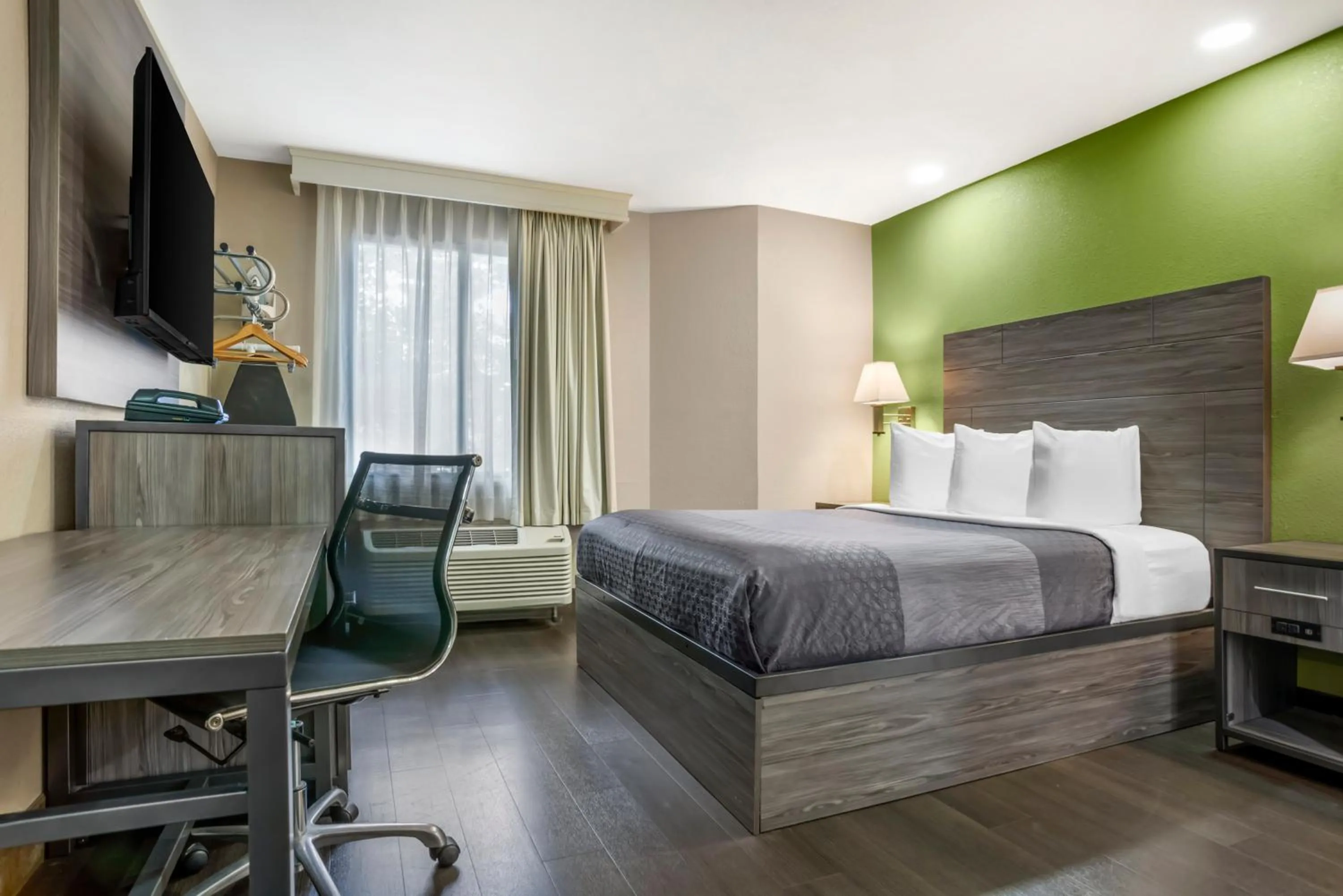 Bedroom, Bed in Rodeway Inn Tuscaloosa near University