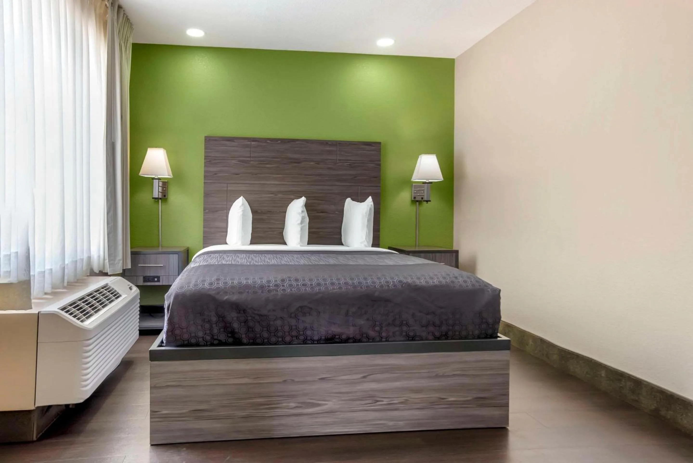 Bedroom, Bed in Rodeway Inn Tuscaloosa near University