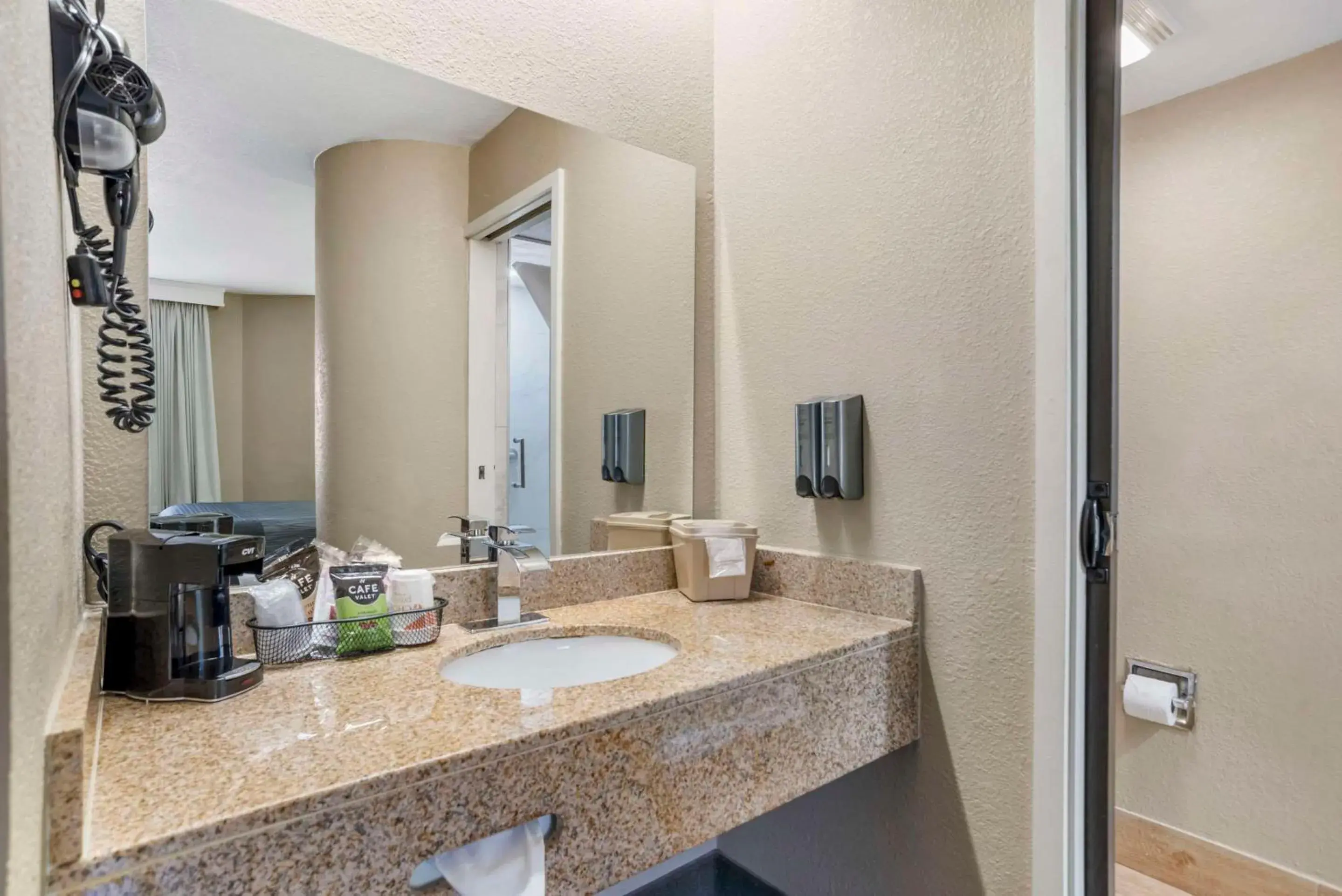 Bedroom in Rodeway Inn Tuscaloosa near University Bedroom in Rodeway Inn Tuscaloosa near University