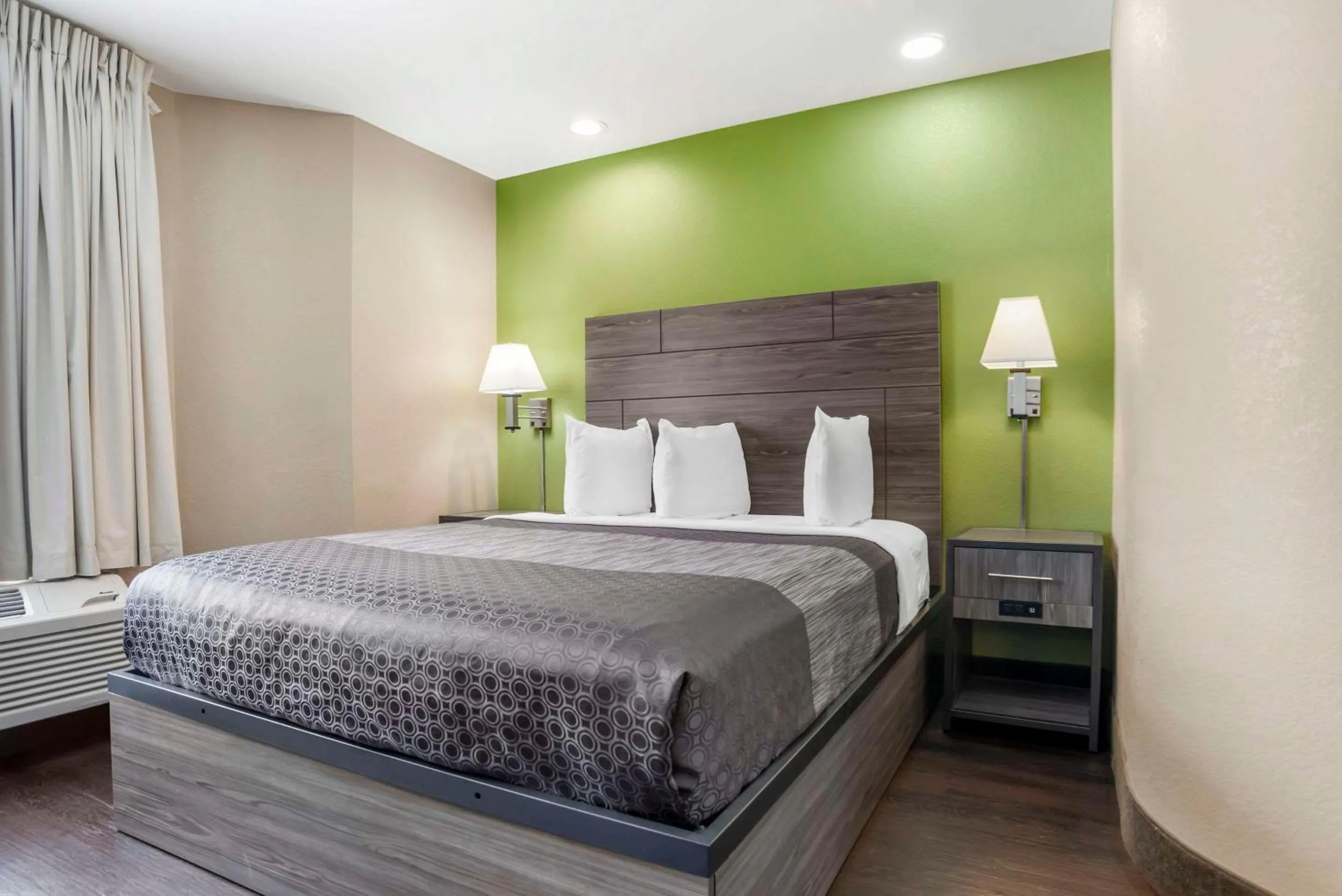 Bedroom, Bed in Rodeway Inn Tuscaloosa near University