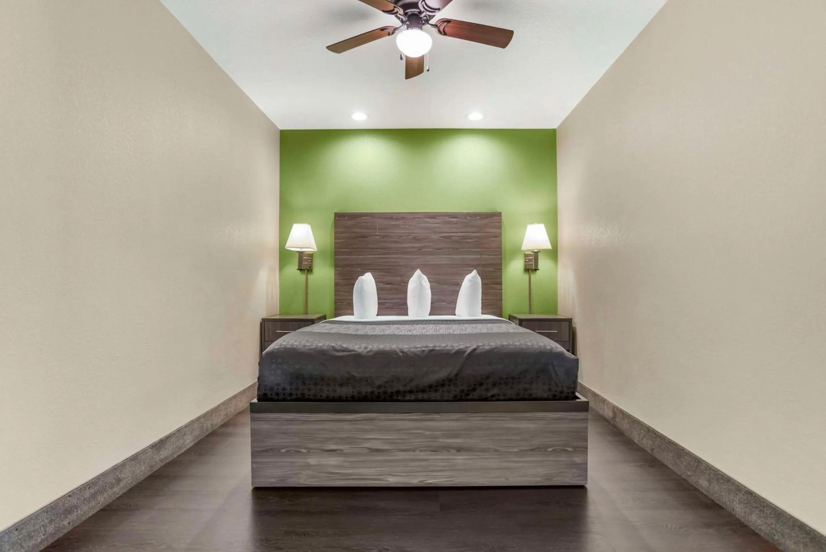 Bedroom, Bed in Rodeway Inn Tuscaloosa near University