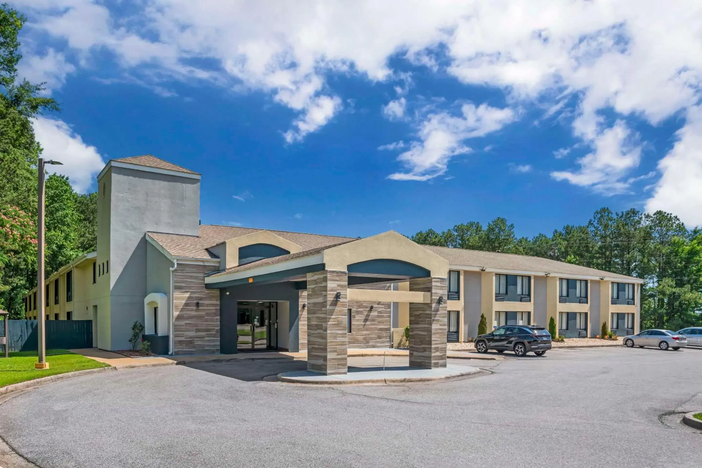 Property building in Rodeway Inn Tuscaloosa near University Property building in Rodeway Inn Tuscaloosa near University