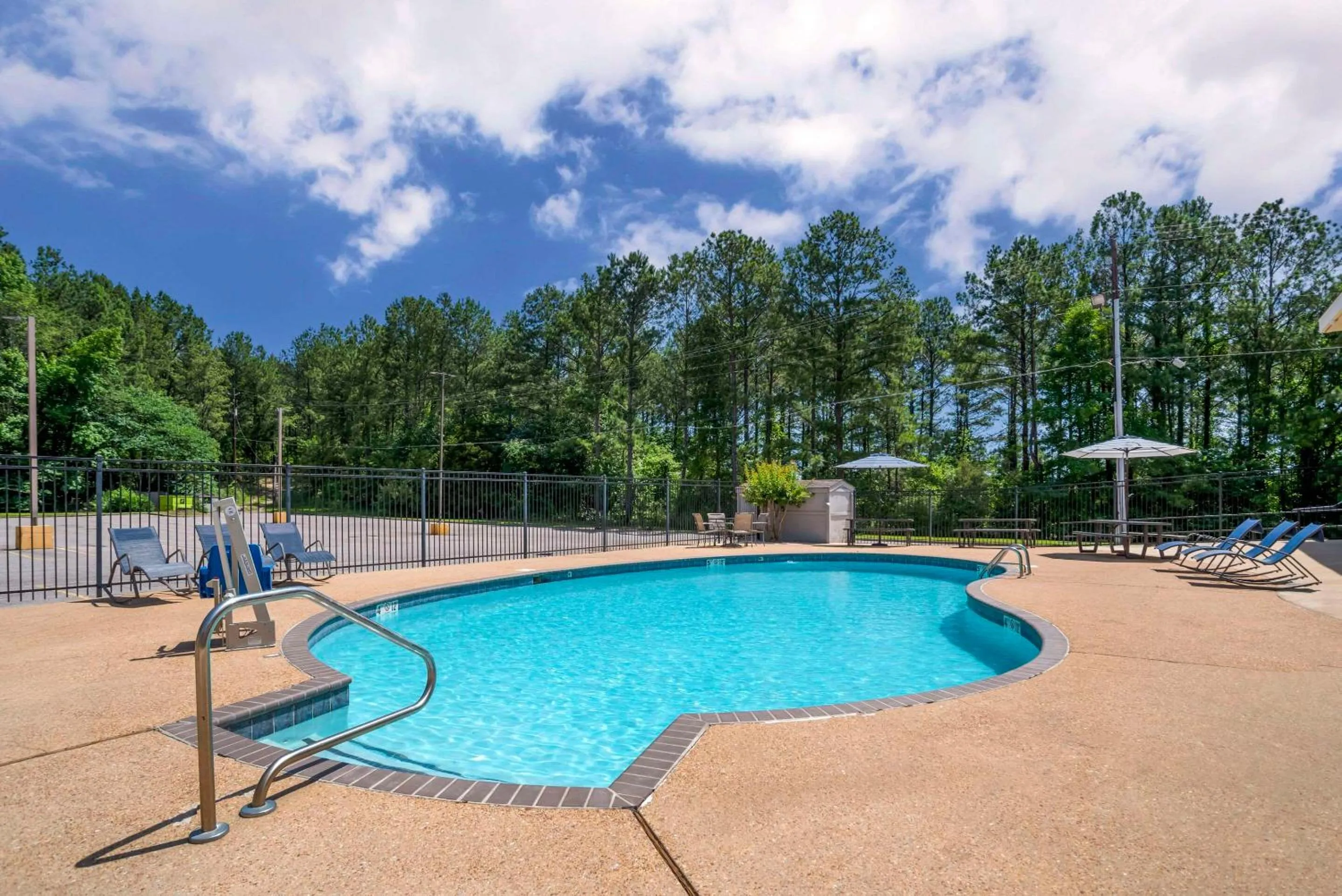 Swimming pool in Rodeway Inn Tuscaloosa near University