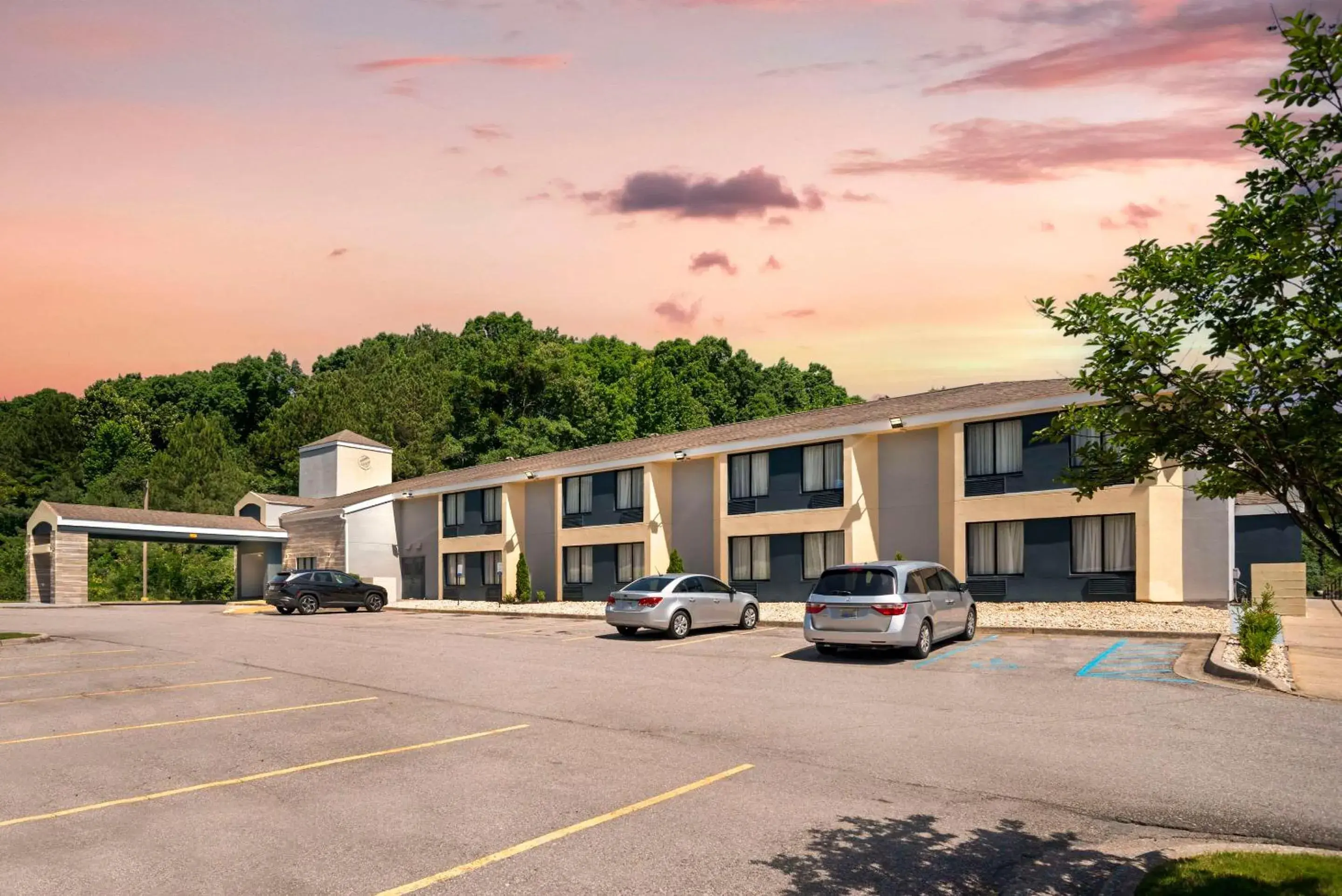 Property building in Rodeway Inn Tuscaloosa near University Property building in Rodeway Inn Tuscaloosa near University