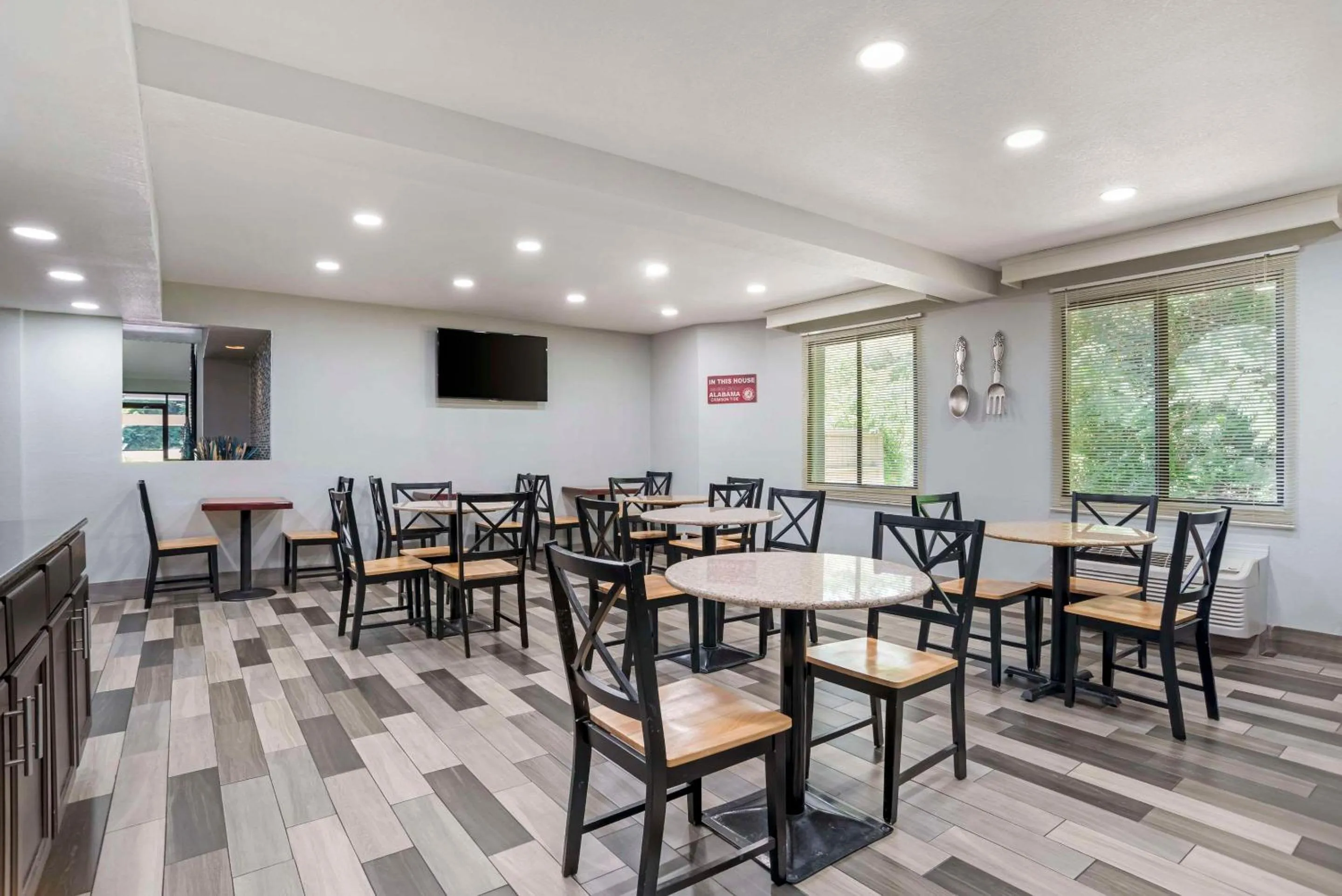 Breakfast in Rodeway Inn Tuscaloosa near University