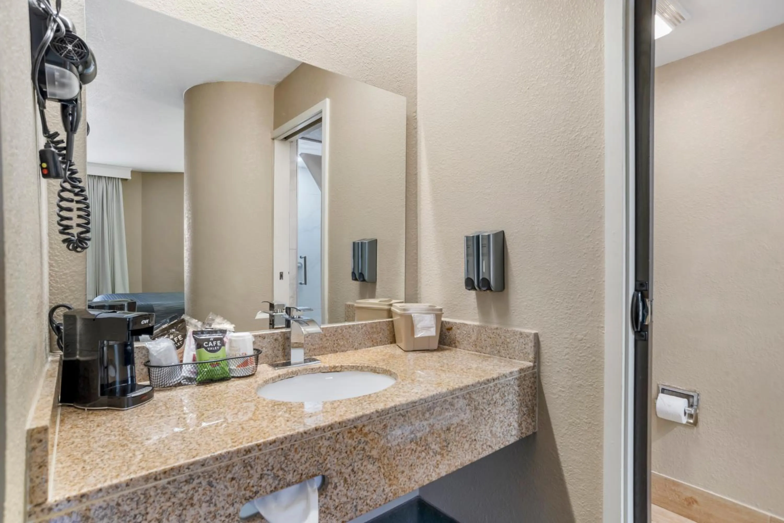 Coffee/tea facilities in Rodeway Inn Tuscaloosa near University