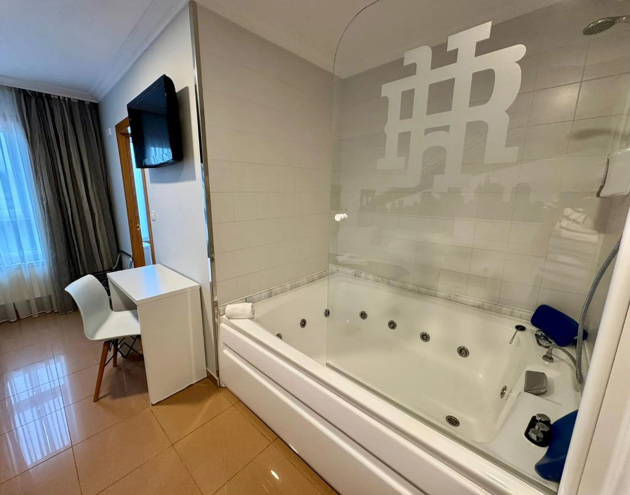 Hot Tub in Hotel Reigosa