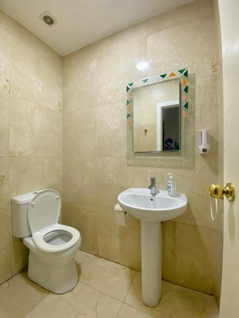 Toilet in Hostel Penedes