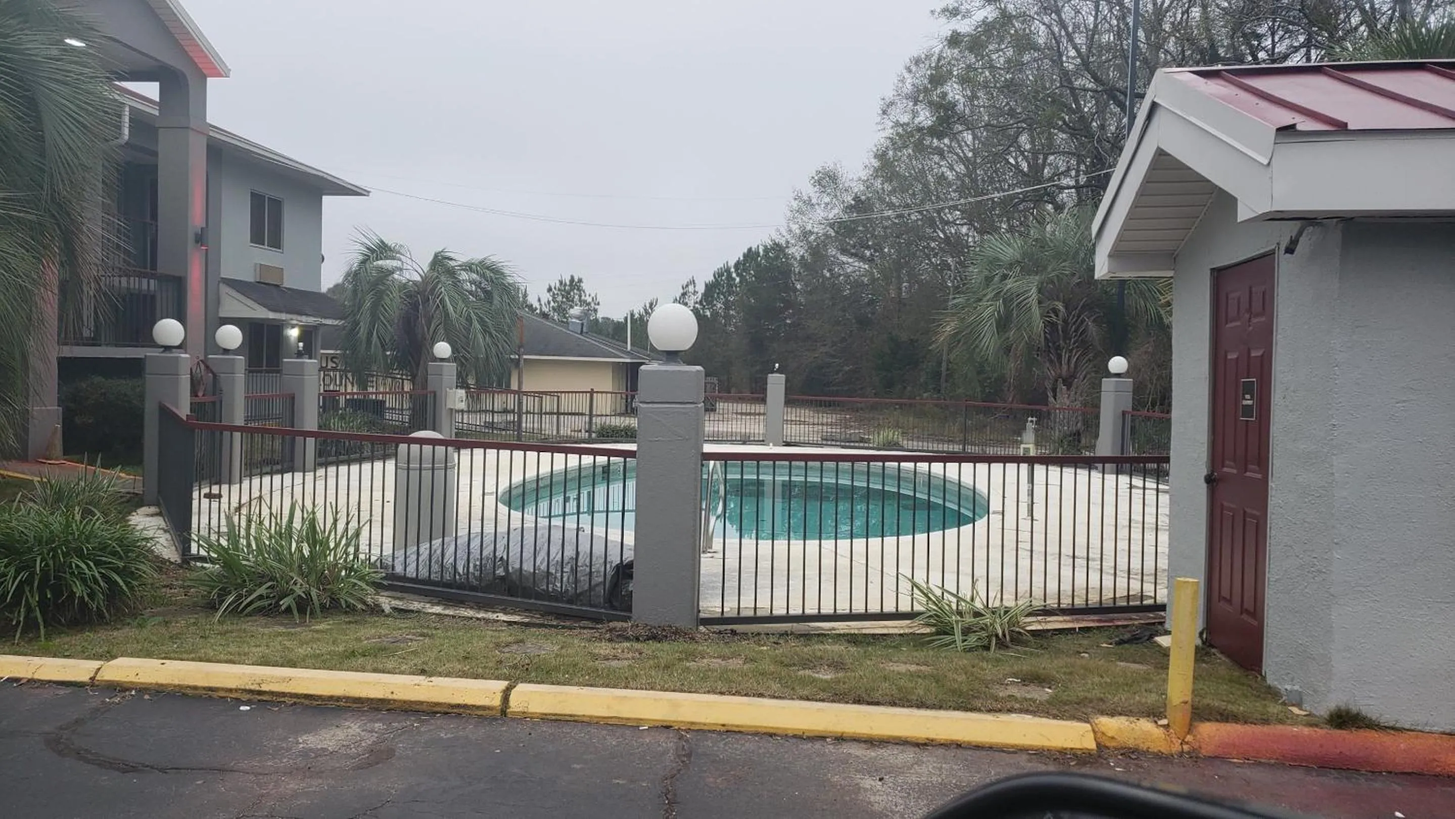 Swimming Pool in Red Roof Inn Evergreen